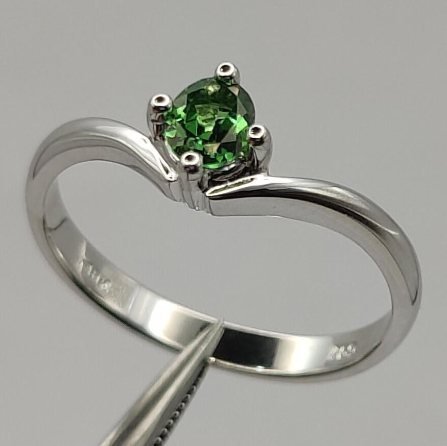 Oval Cut Emerald 4-Prong Solitaire Ring in 18k White Gold For Sale 3