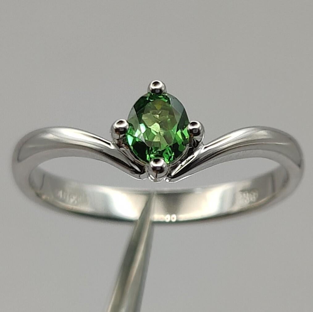 Oval Cut Emerald 4-Prong Solitaire Ring in 18k White Gold For Sale 4