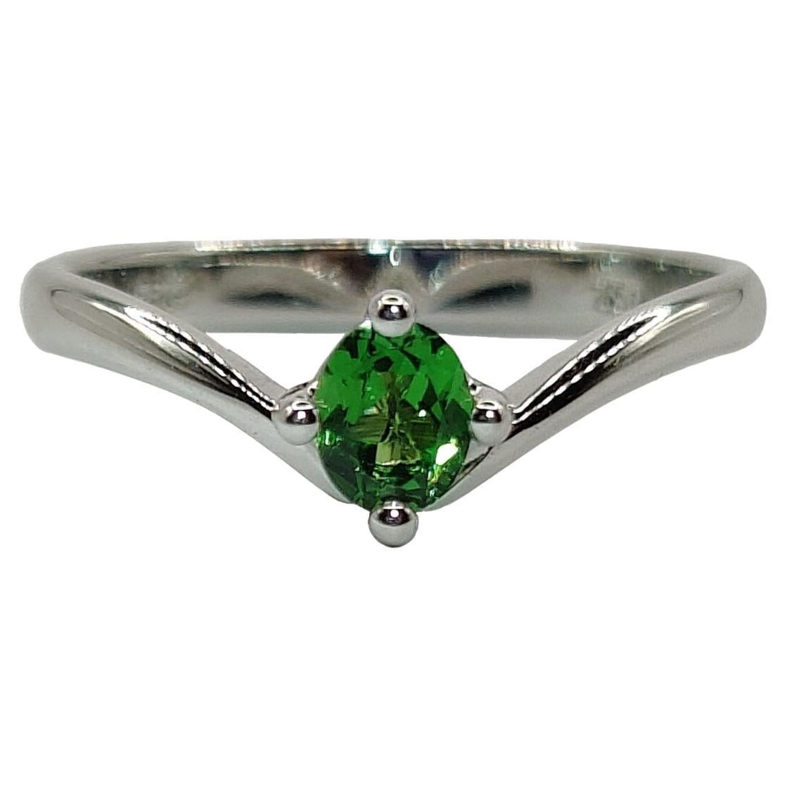 Anillo solitario de 4 puntas con esmeralda talla oval en oro blanco de 18k