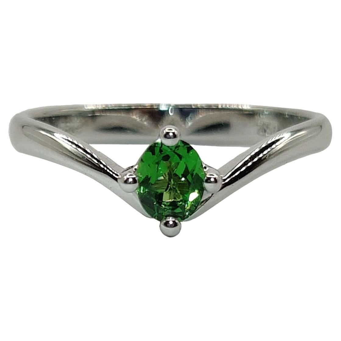 Oval Cut Emerald 4-Prong Solitaire Ring in 18k White Gold For Sale