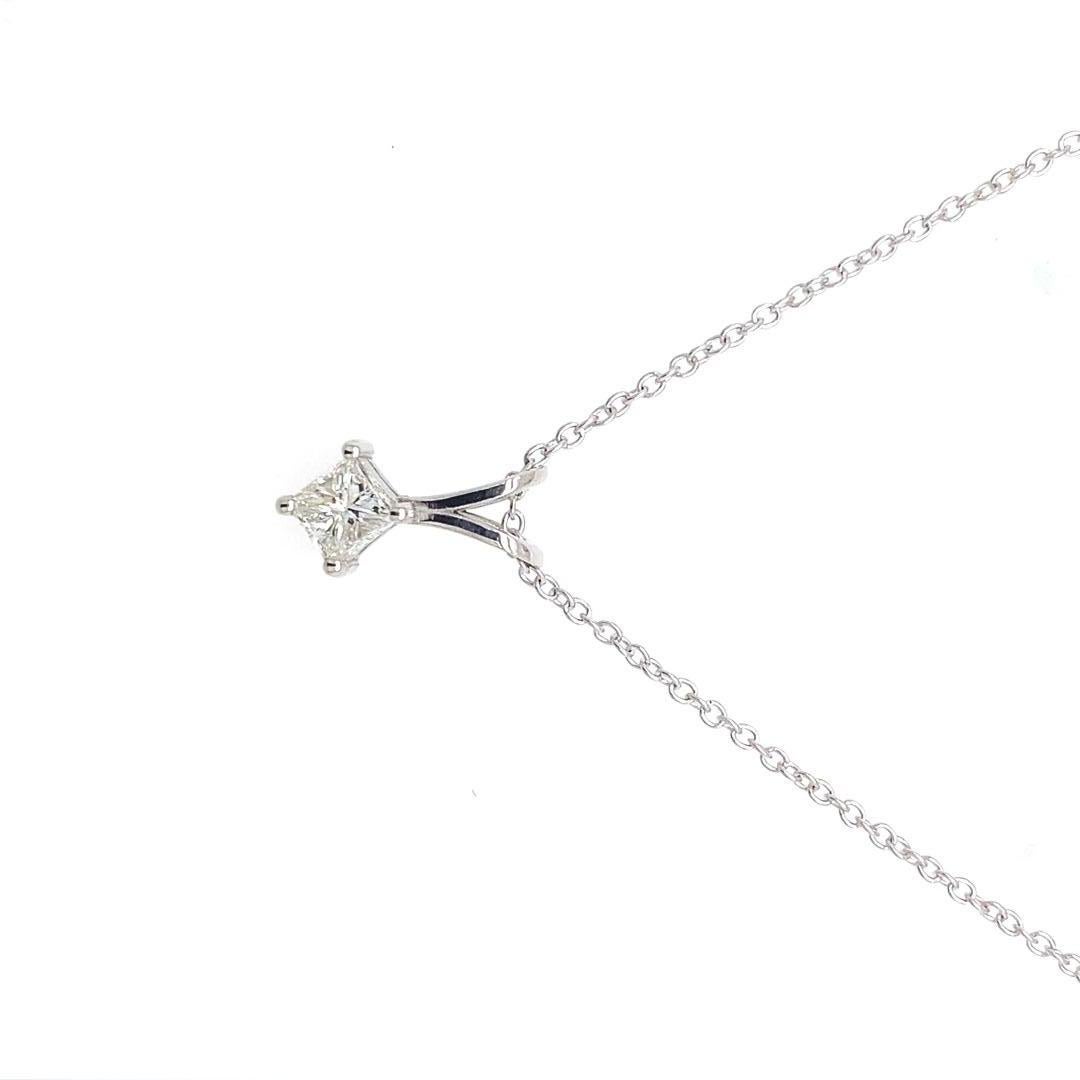 18ct White Gold 0.26ct Round Brilliant Cut Diamond Pendant With Chain

Additional Information:
Total Diamond Weight: 0.26ct
Diamond Colour: I
Diamond Clarity: VS
Total Weight: 2.09g 
Chain Length : 16-18