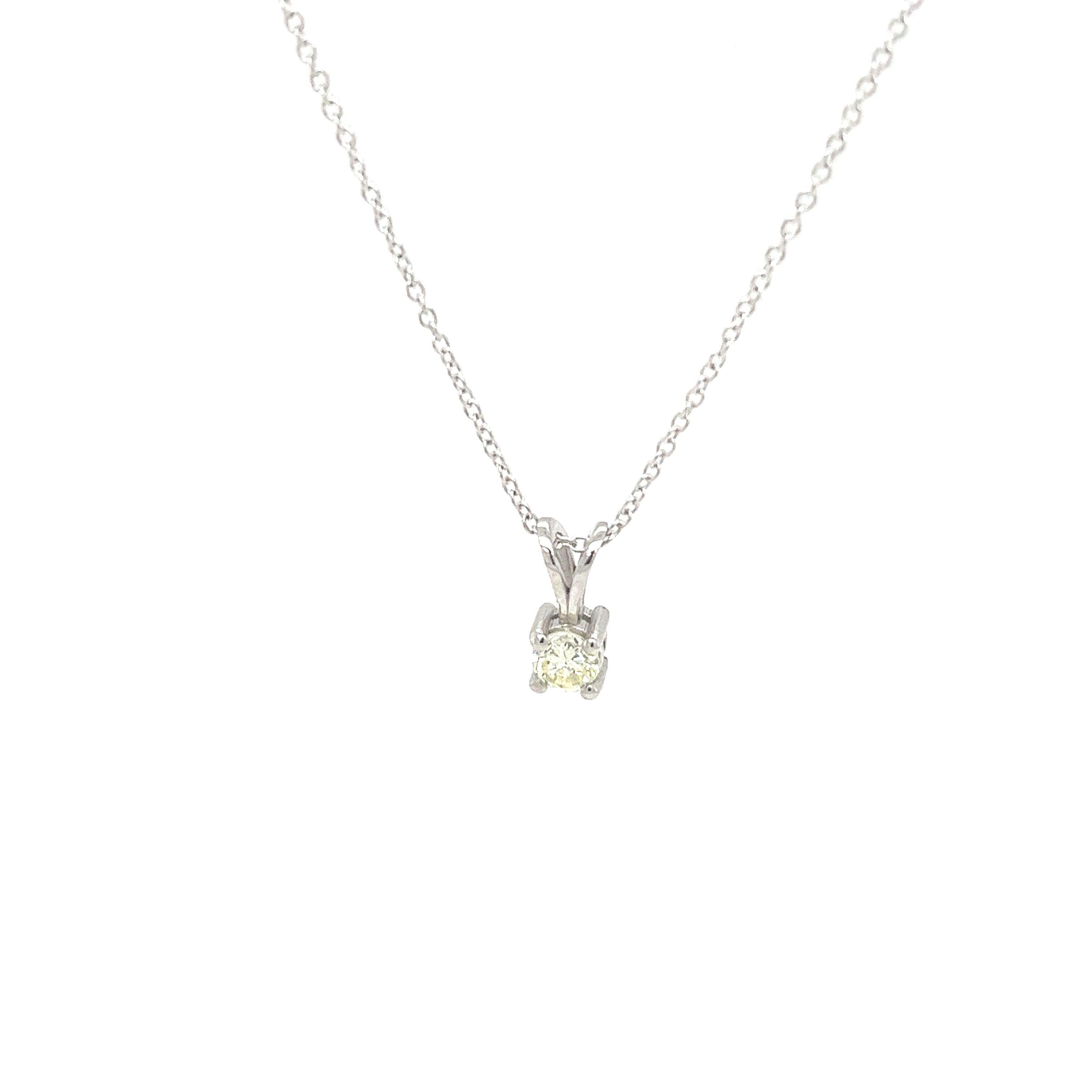 0.26ct Round Brilliant Cut Diamond Pendant with Chain in 18ct White Gold In New Condition For Sale In London, GB