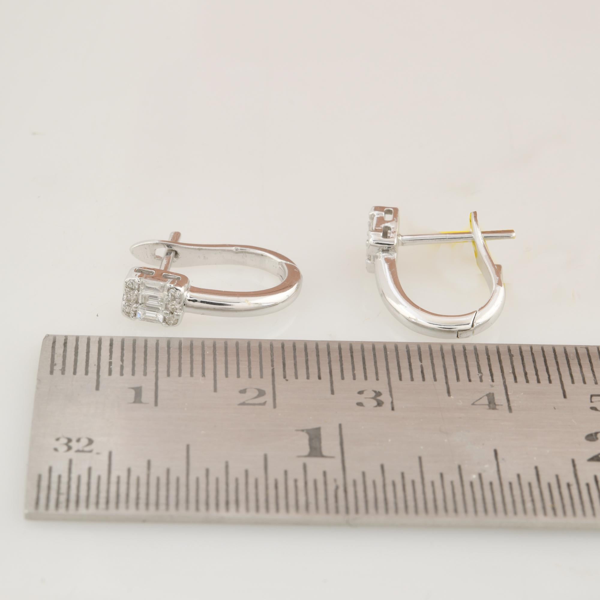 Boucles d'oreilles à levier en or blanc 10 carats avec diamants baguettes de 0,27 carat Pour femmes en vente