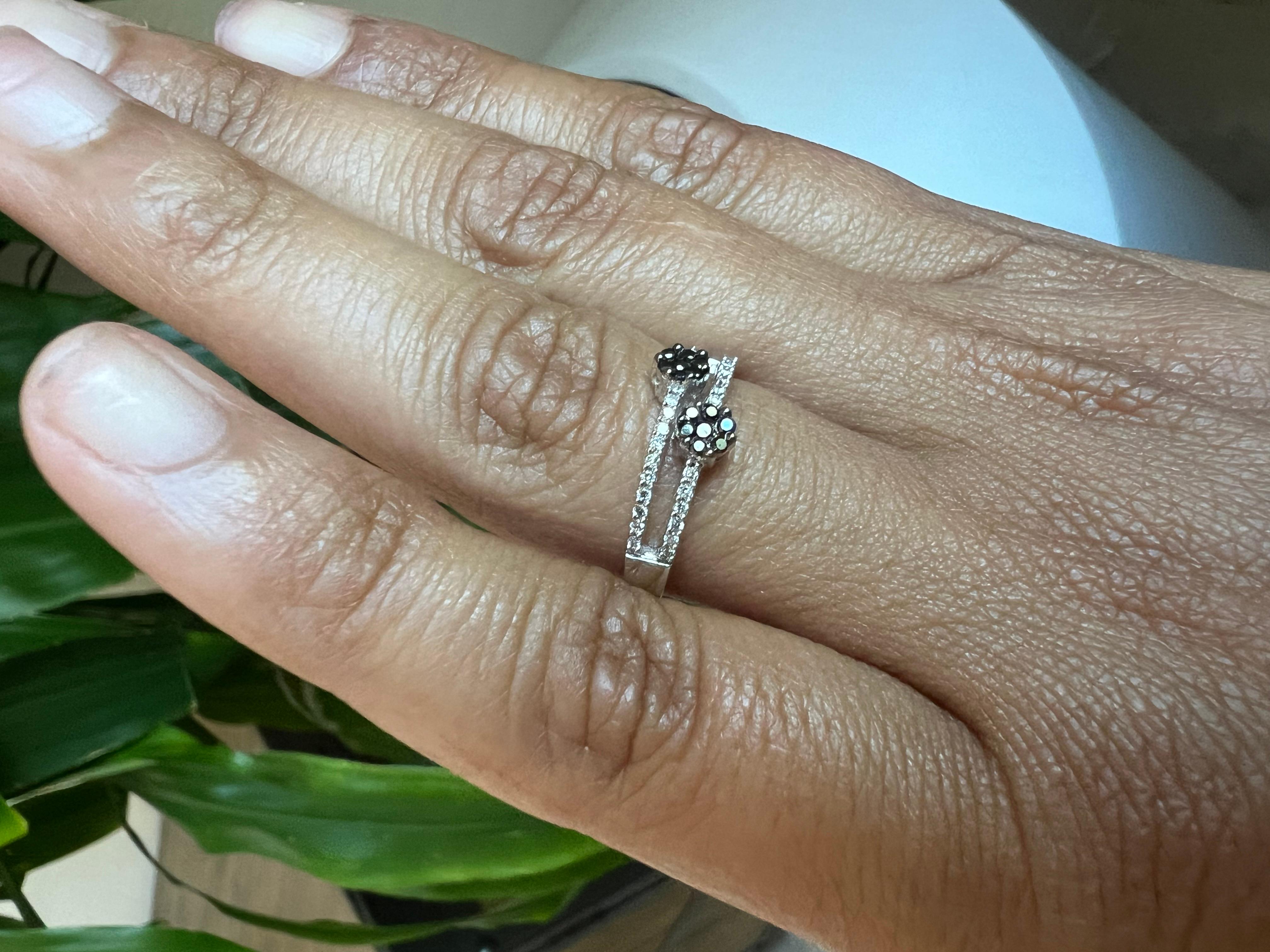 Anello con fiore di diamante nero da 0,27 carati in oro bianco 14 carati in vendita 1