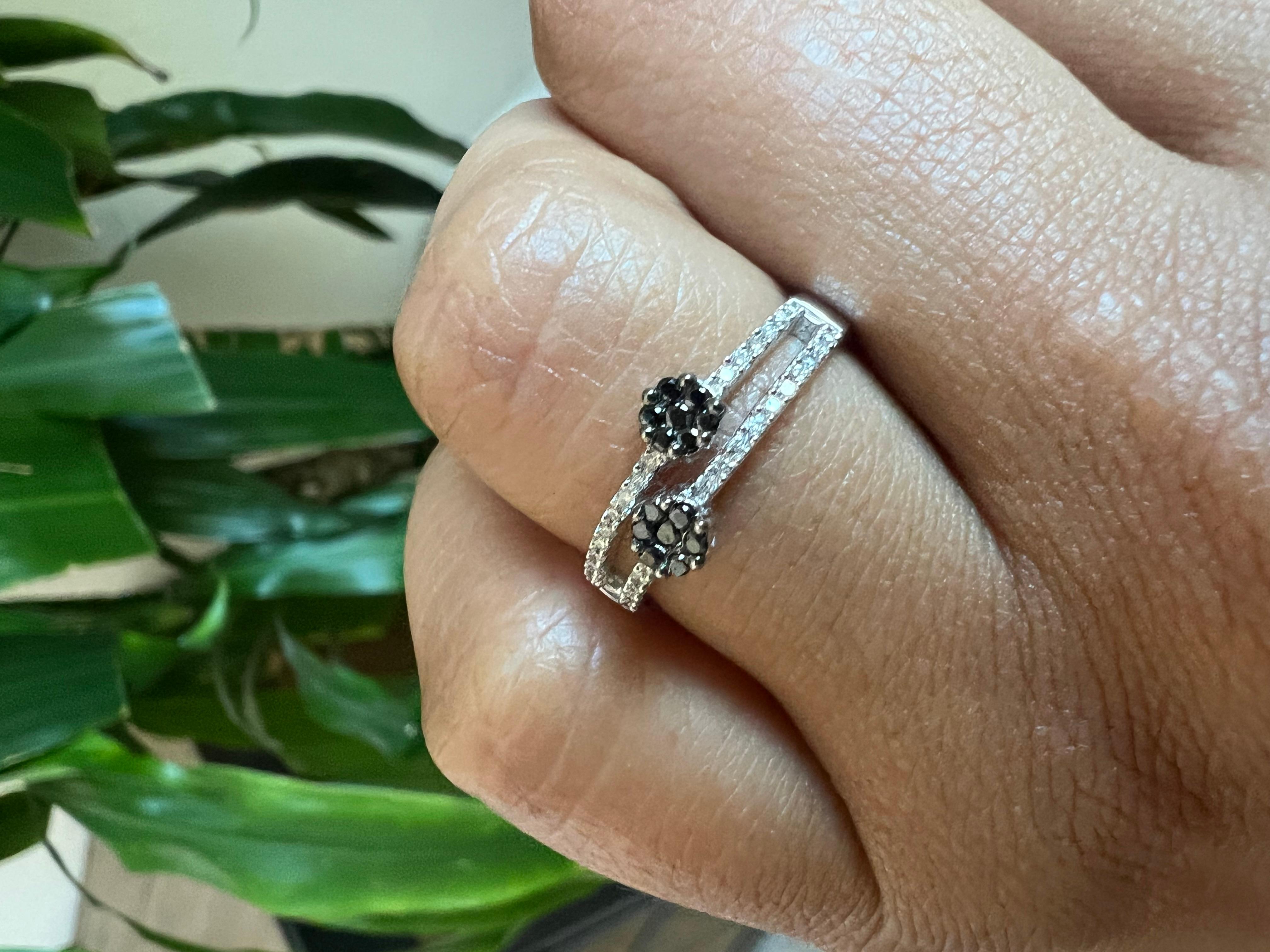 Anello con fiore di diamante nero da 0,27 carati in oro bianco 14 carati in vendita 2