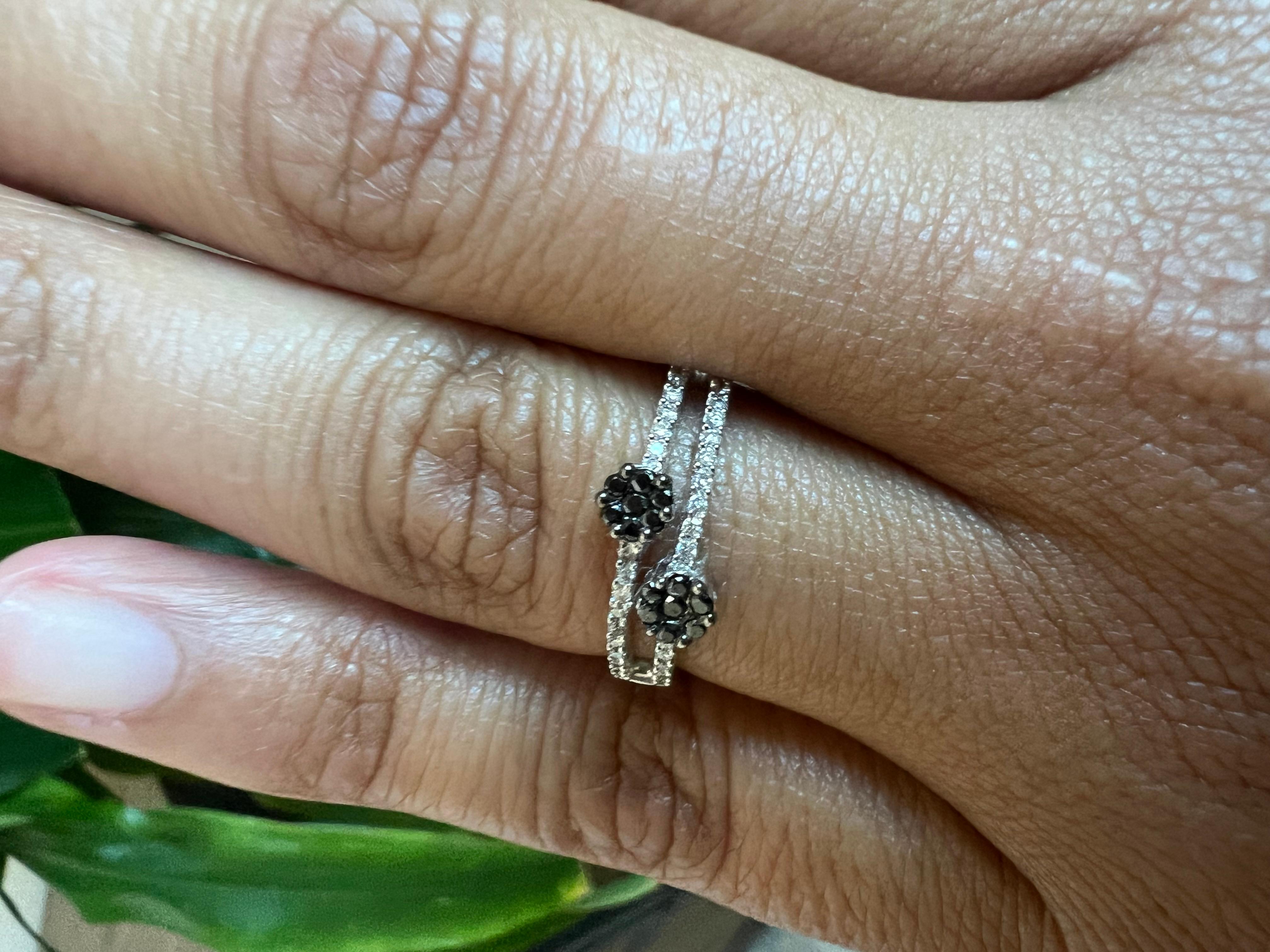Anello con fiore di diamante nero da 0,27 carati in oro bianco 14 carati in vendita 3
