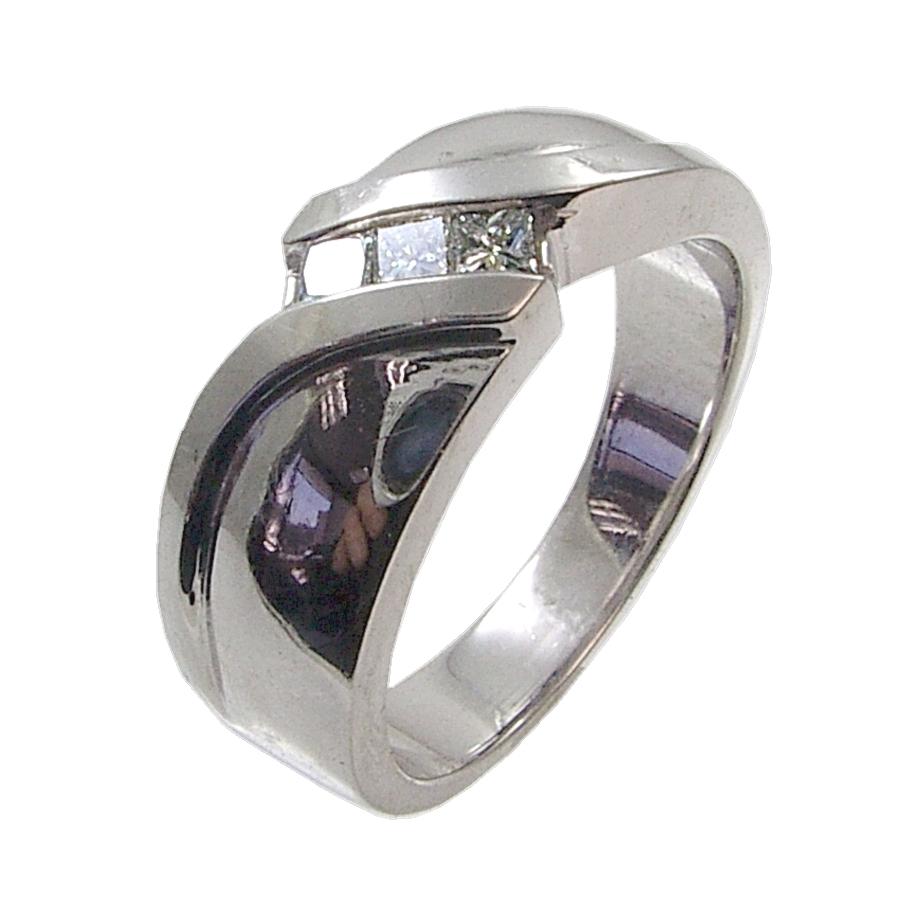 Questo bellissimo anello da uomo è realizzato in oro bianco 18 carati con finitura lucida. Ha 3 pezzi di diamanti taglio principessa da 2,4 mm (peso totale 0,27 carati) incastonati nella parte superiore. 
Peso totale dei diamanti: 0,27 Ct