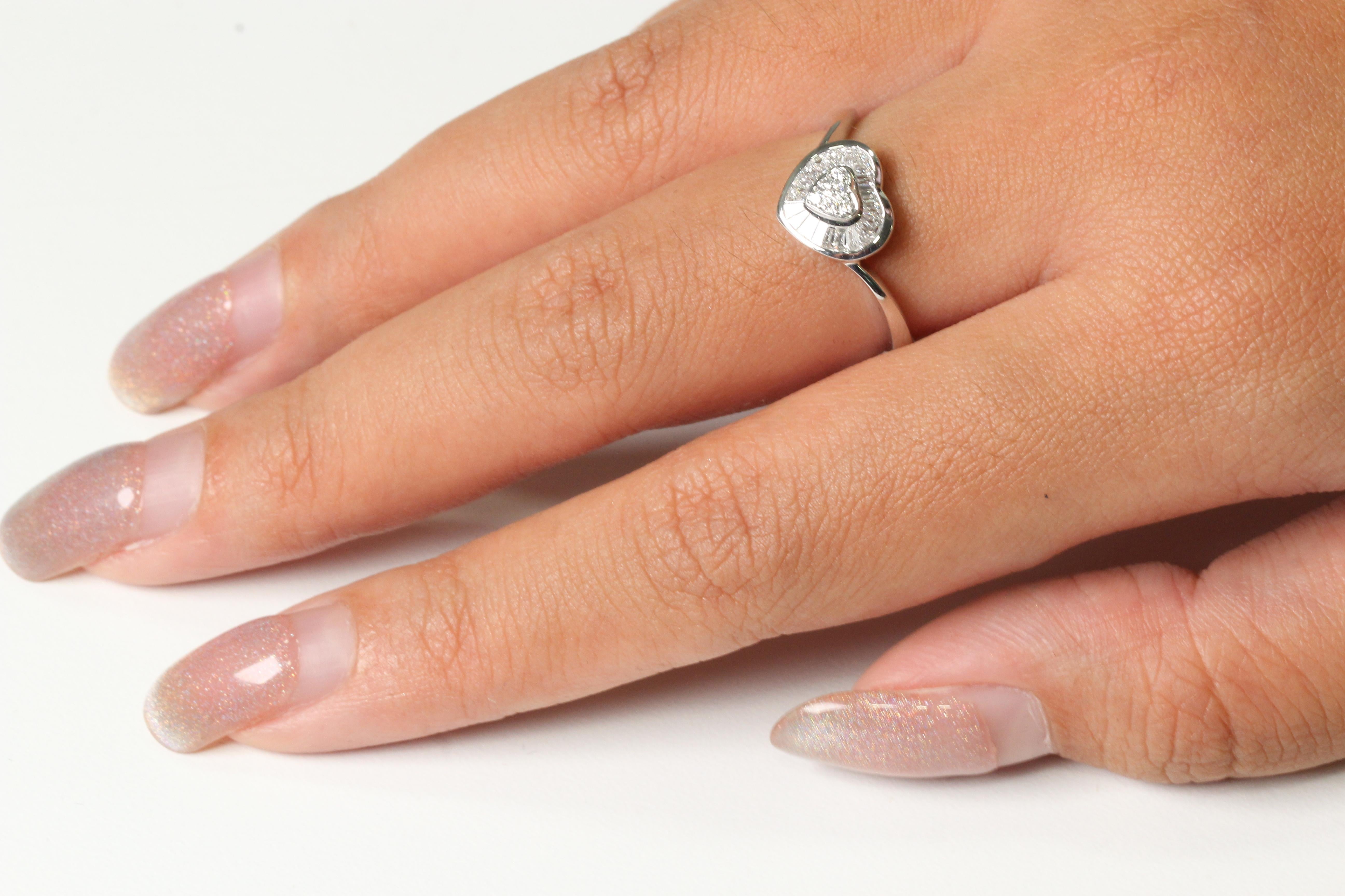 Ein neuer Diamantring in Form eines Herzens. 0.04 Karat runde Diamanten und 0,23 Karat Diamantklopfer machen diesen Ring aus. Dieser Ring zeichnet sich durch sein einzigartiges und modernes Design aus. Das Gesamtgewicht dieses Rings beträgt 2,89