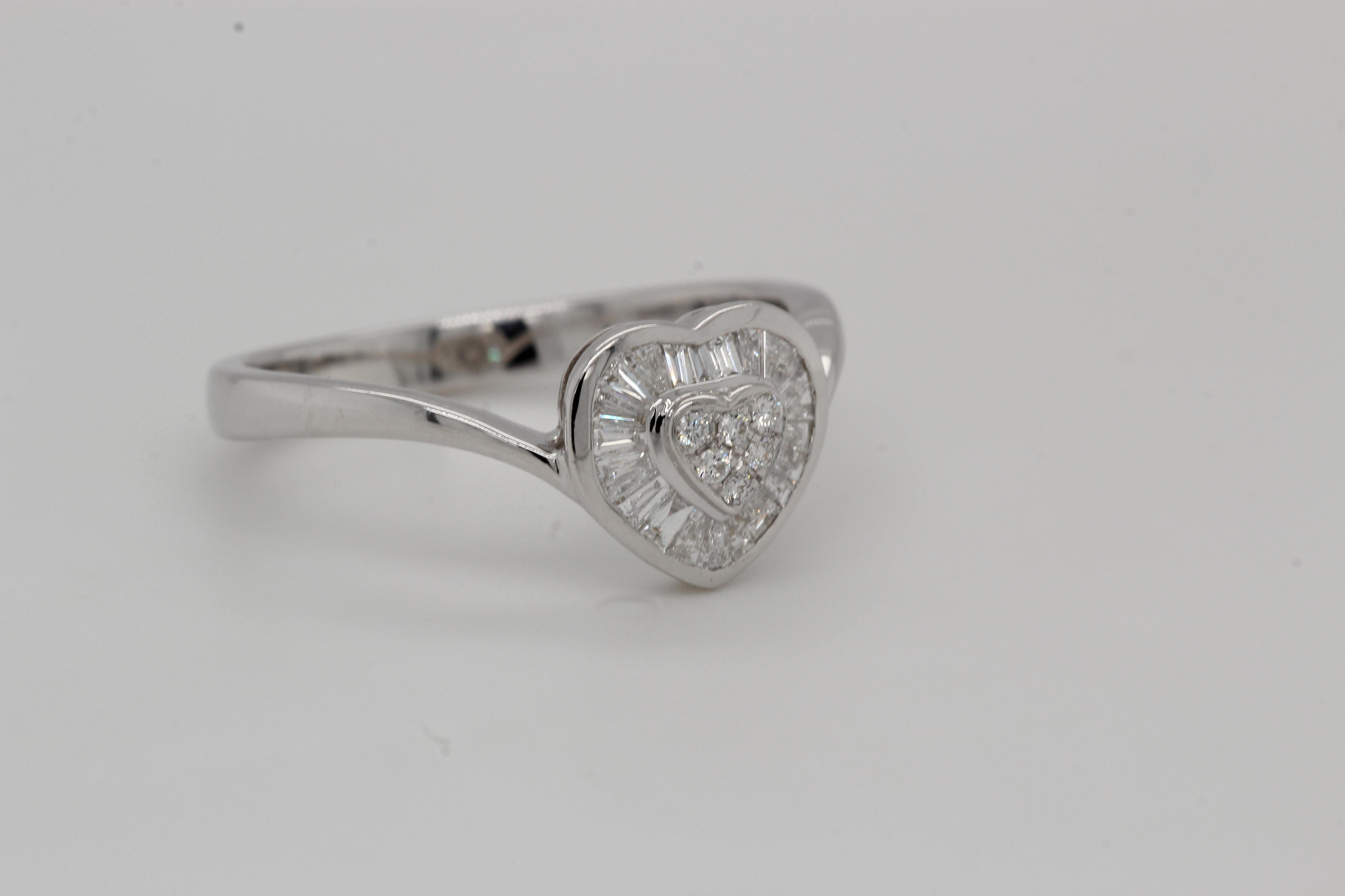 Women's or Men's 0.27 Carat Diamond Heart Shape Ring in 18 Karat Gold For Sale