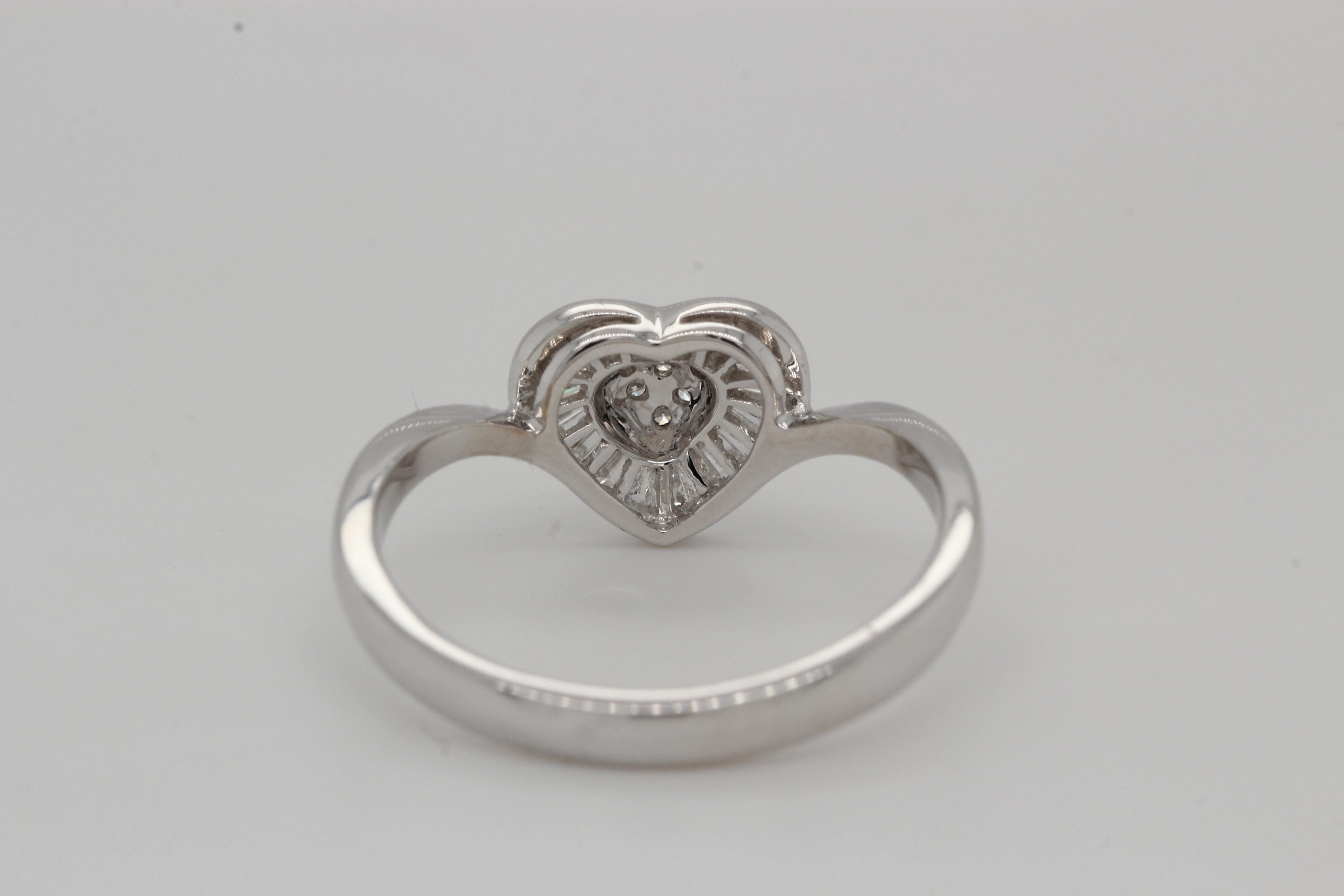 Bague en forme de cœur en or 18 carats avec diamants de 0,27 carat en vente 3