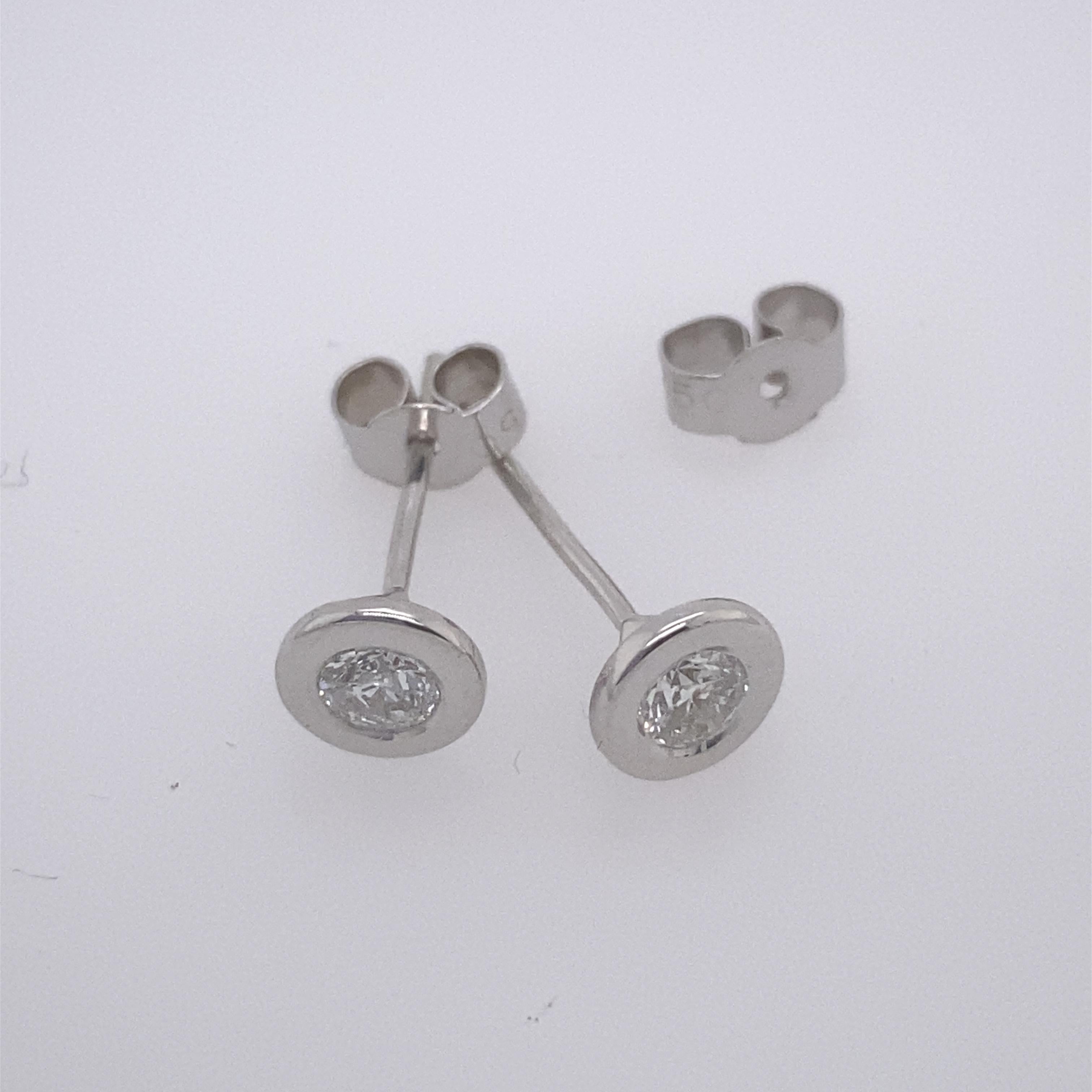 0.27ct Diamond Studs Earrings in Rubover Setting in 18ct White Gold In New Condition For Sale In London, GB