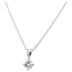 Pendentif solitaire en or blanc 18ct serti d'un diamant rond de taille brillant de 0,27ct I/J VS