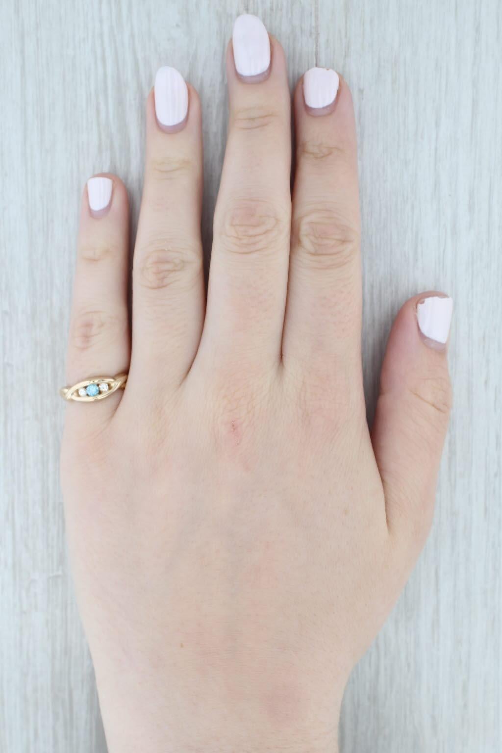 0.27ctw Blue White Diamond Ring 14k Yellow Gold Size 7 Stackable Round 3-Stone en vente 4
