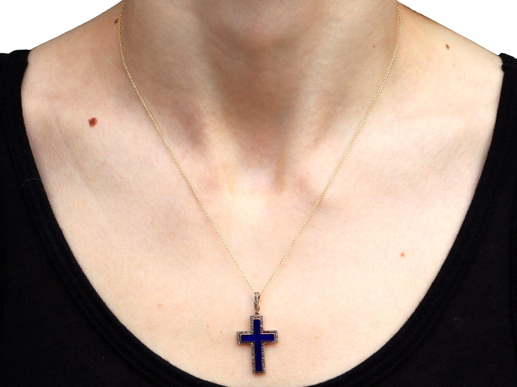 Pendentif croix en or jaune 15 carats, émail bleu et diamant de 0,28 carat, c. 1880 en vente 4