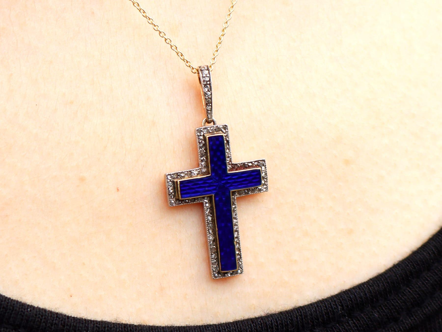 Pendentif croix en or jaune 15 carats, émail bleu et diamant de 0,28 carat, c. 1880 en vente 5
