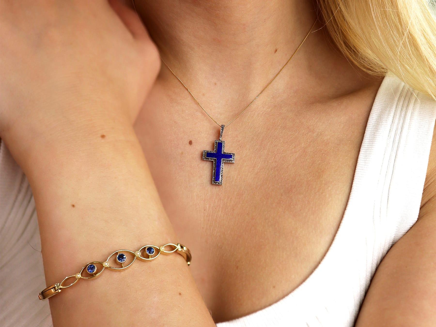 Taille ronde Pendentif croix en or jaune 15 carats, émail bleu et diamant de 0,28 carat, c. 1880 en vente