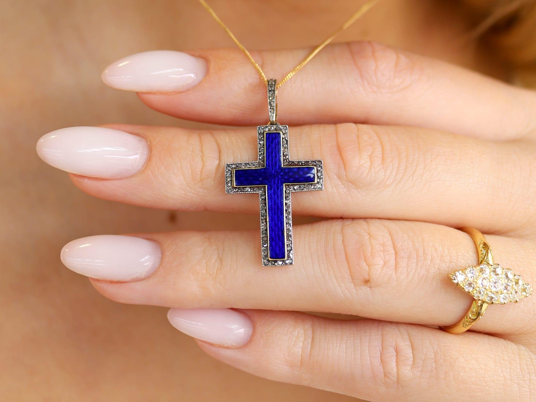 Pendentif croix en or jaune 15 carats, émail bleu et diamant de 0,28 carat, c. 1880 Excellent état - En vente à Jesmond, Newcastle Upon Tyne