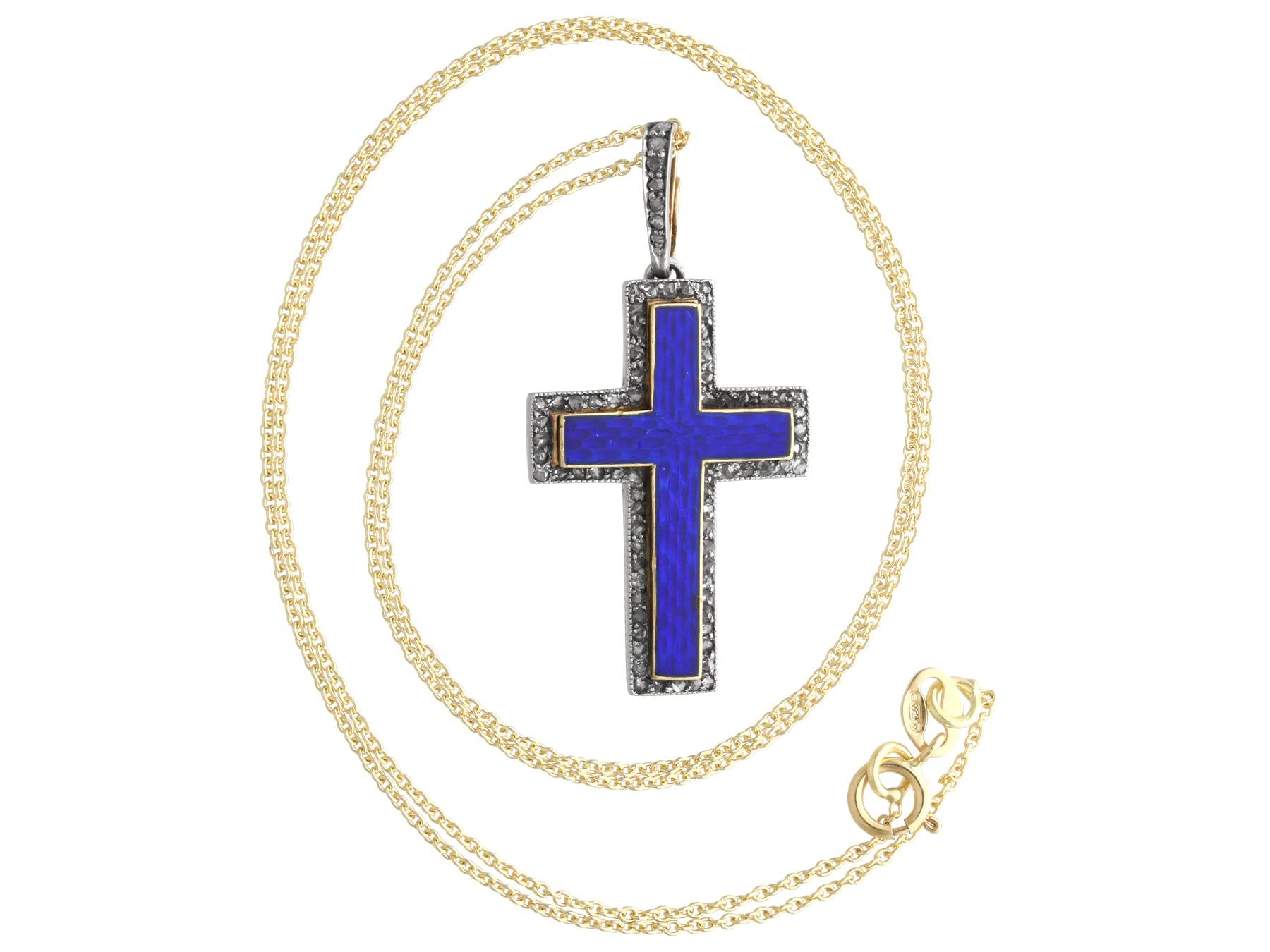 Pendentif croix en or jaune 15 carats, émail bleu et diamant de 0,28 carat, c. 1880 Unisexe en vente