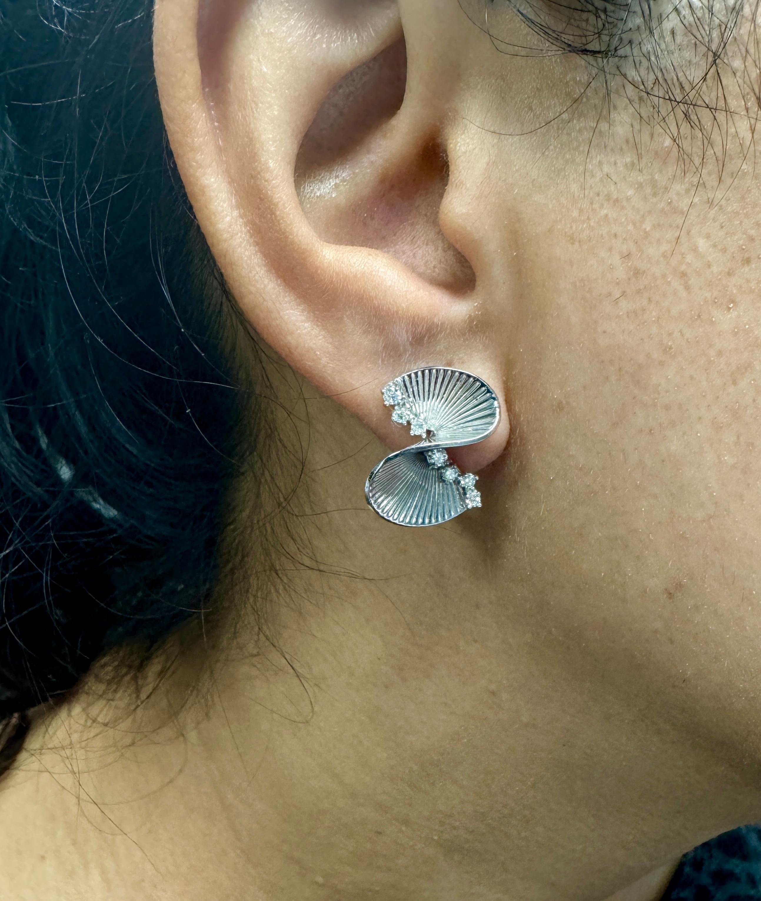 Boucles d'oreilles Art Déco en or blanc avec diamant de 0,28 carat Neuf - En vente à Los Angeles, CA
