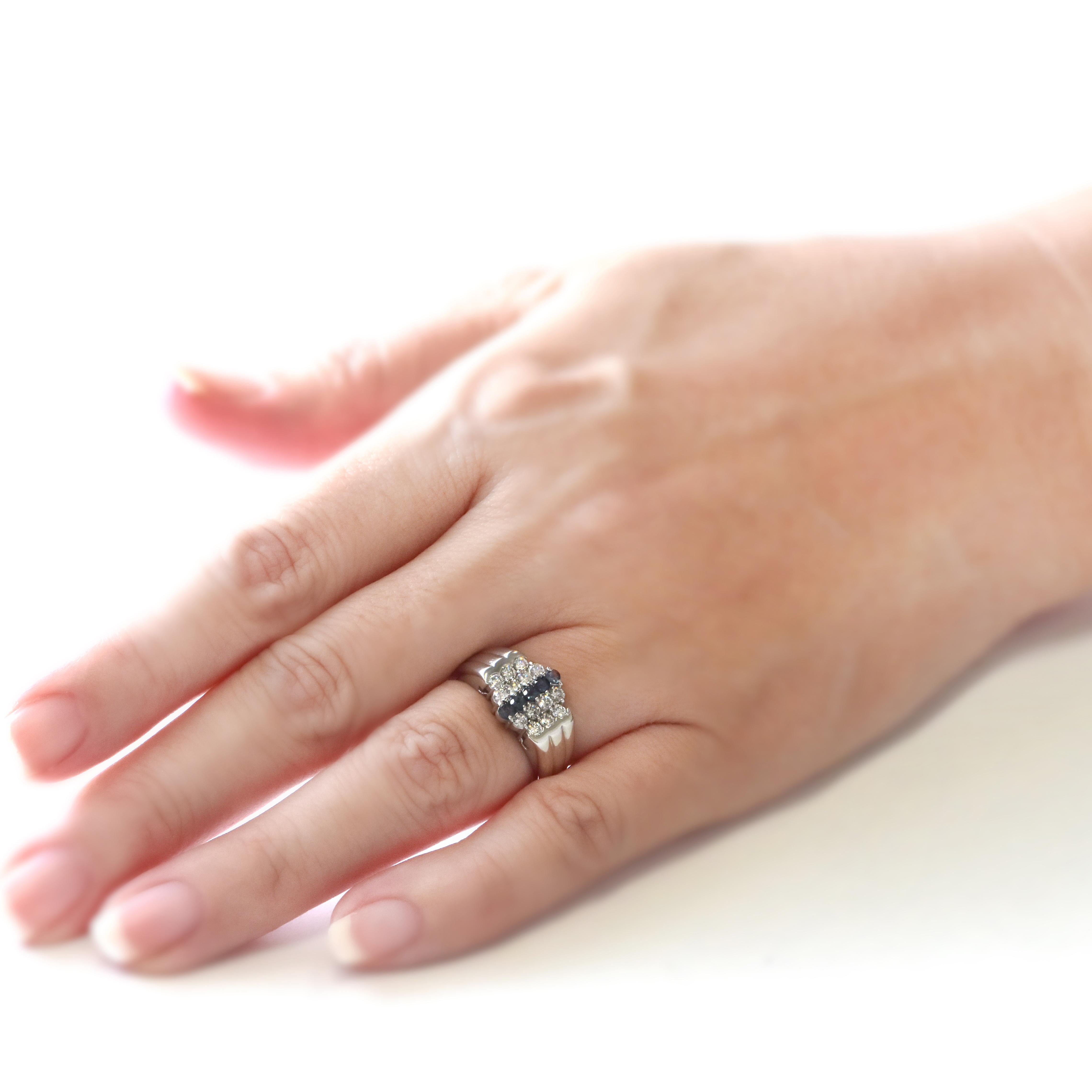 0.28 Carat Natural Alexandrite and Diamond Cluster Ring Made in Platinum In Excellent Condition For Sale In Tokyo, JP