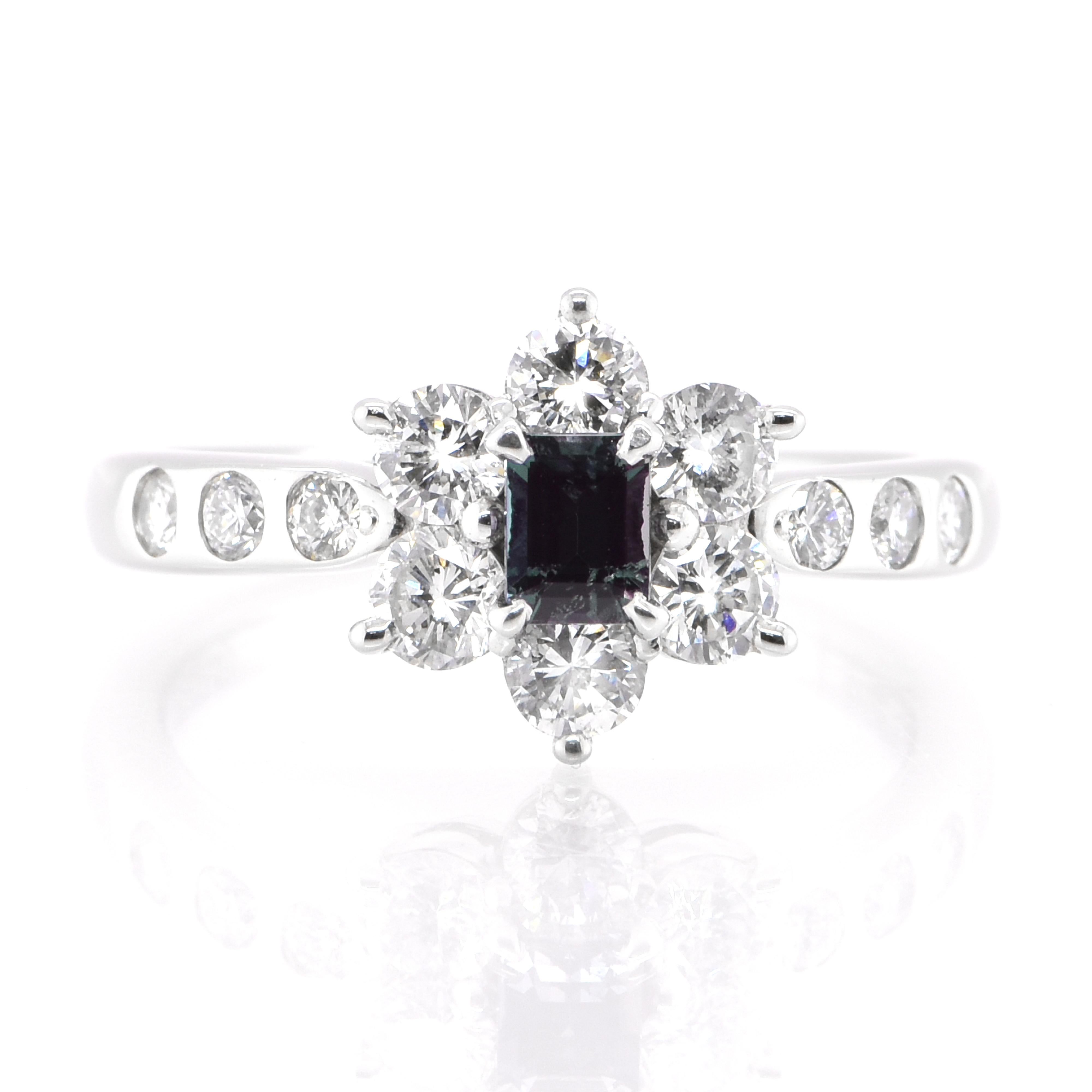 Ein wunderschöner Ring mit einem natürlichen Alexandriten von 0,28 Karat und Diamanten von 0,925 Karat, gefasst in Platin. Alexandrite zeigen ein natürliches Farbwechselphänomen, da sie unter fluoreszierendem Licht eine bläulich-grüne Farbe