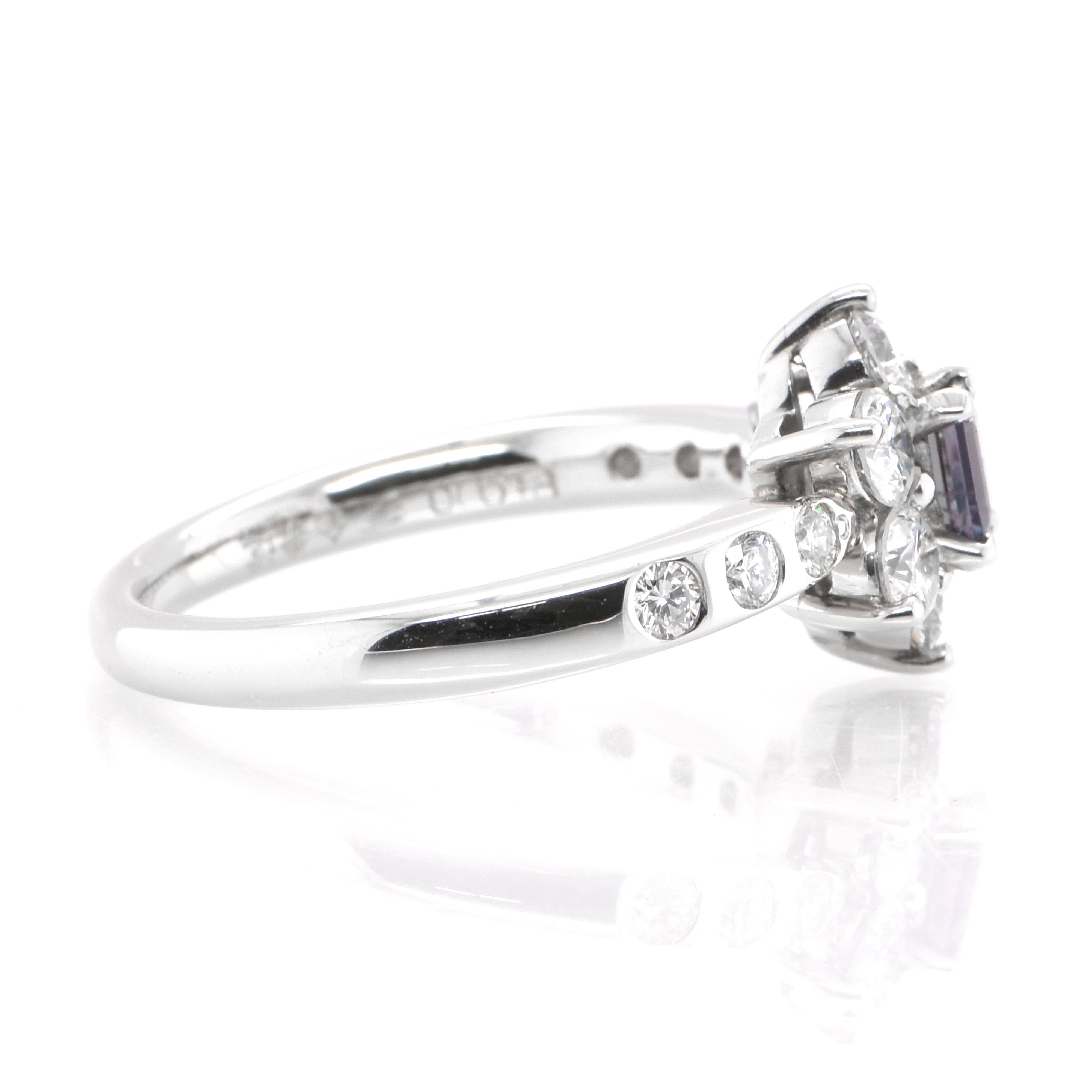 0.28 Karat natürlicher, farbwechselnder Alexandrit und Diamantring aus Platin (Smaragdschliff)