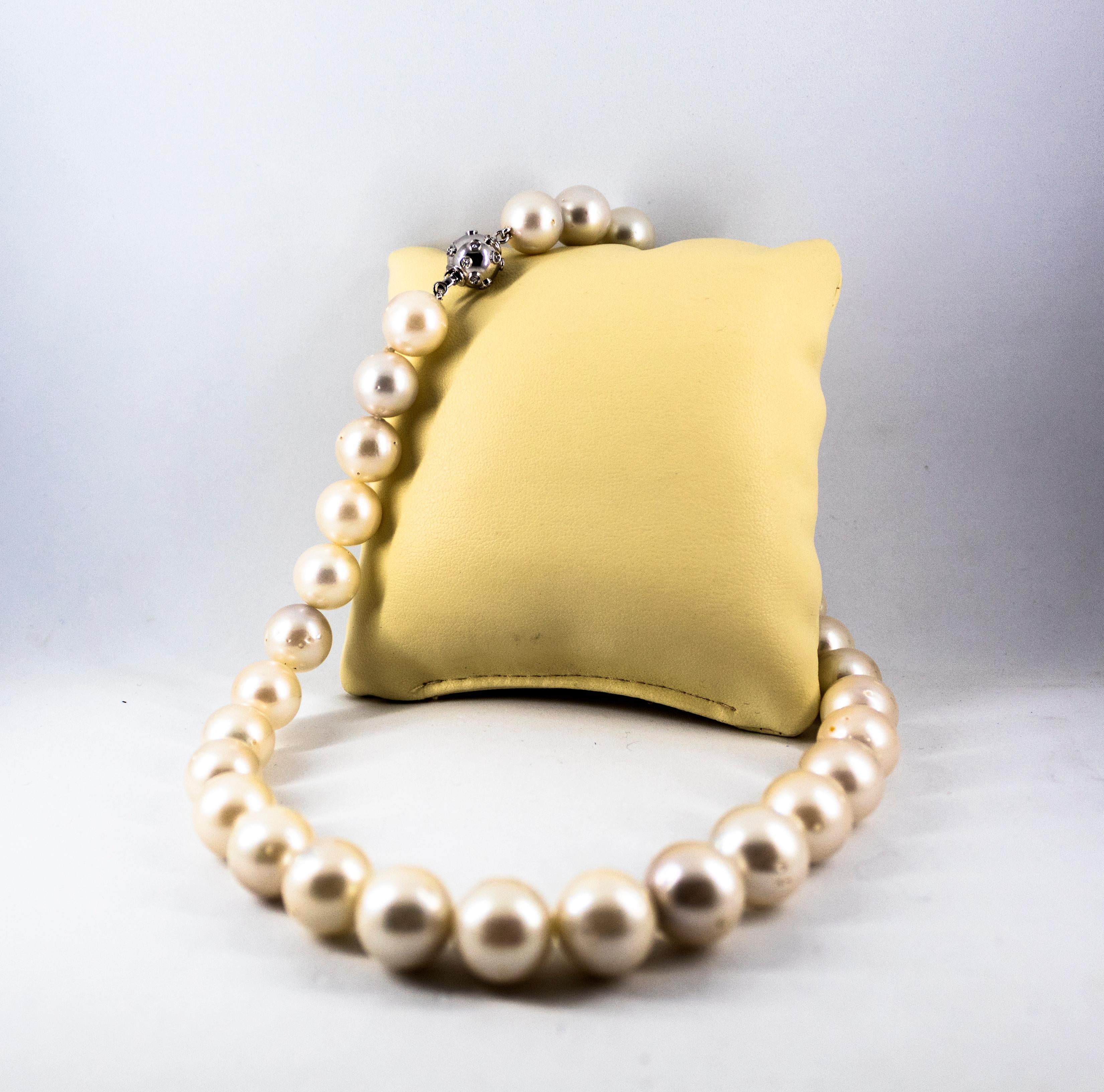 0.28 Carat White Diamond 510.0 Carat Australian Pearl White Gold Beaded Necklace In New Condition In Naples, IT