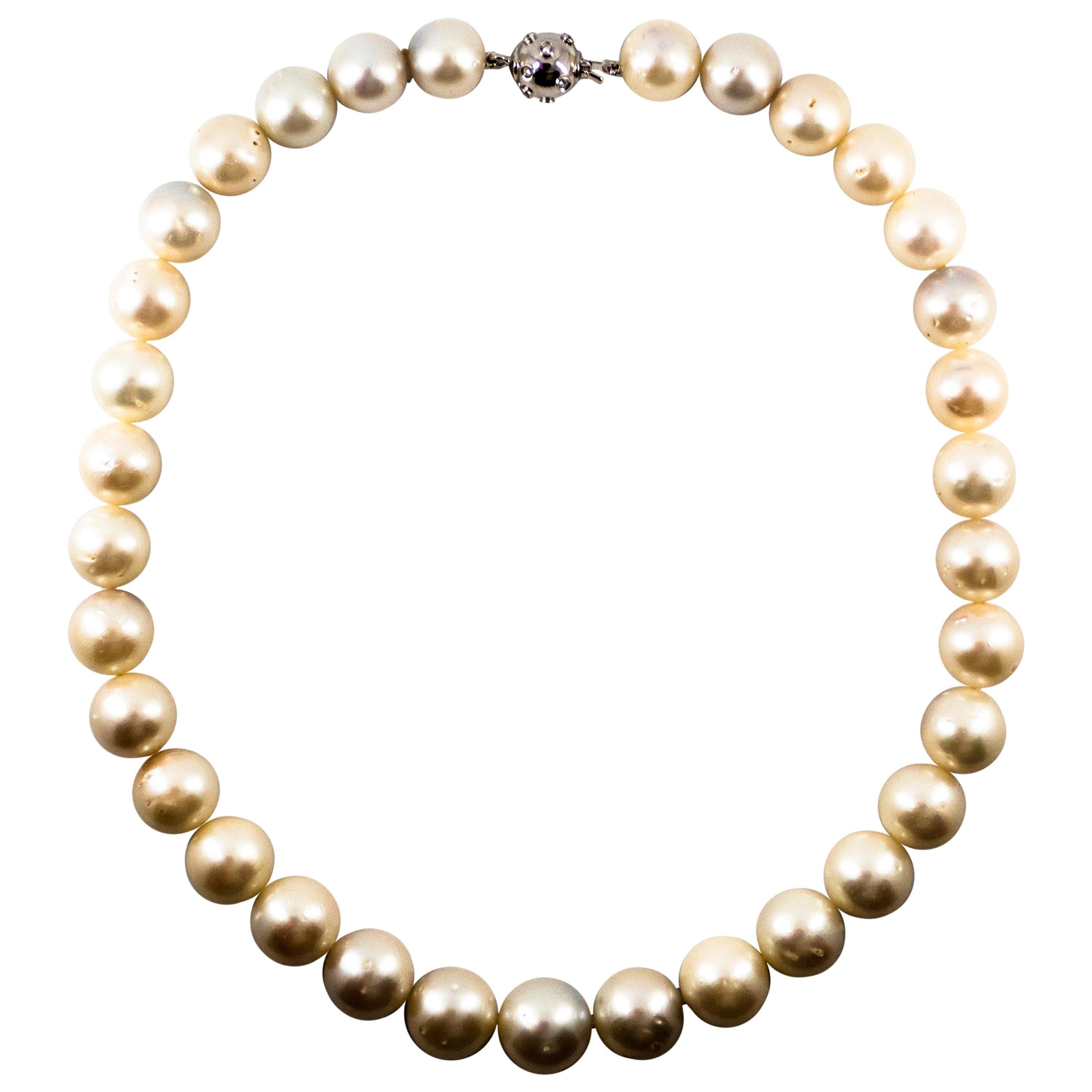 0.28 Carat White Diamond 510.0 Carat Australian Pearl Beaded Necklace or blanc