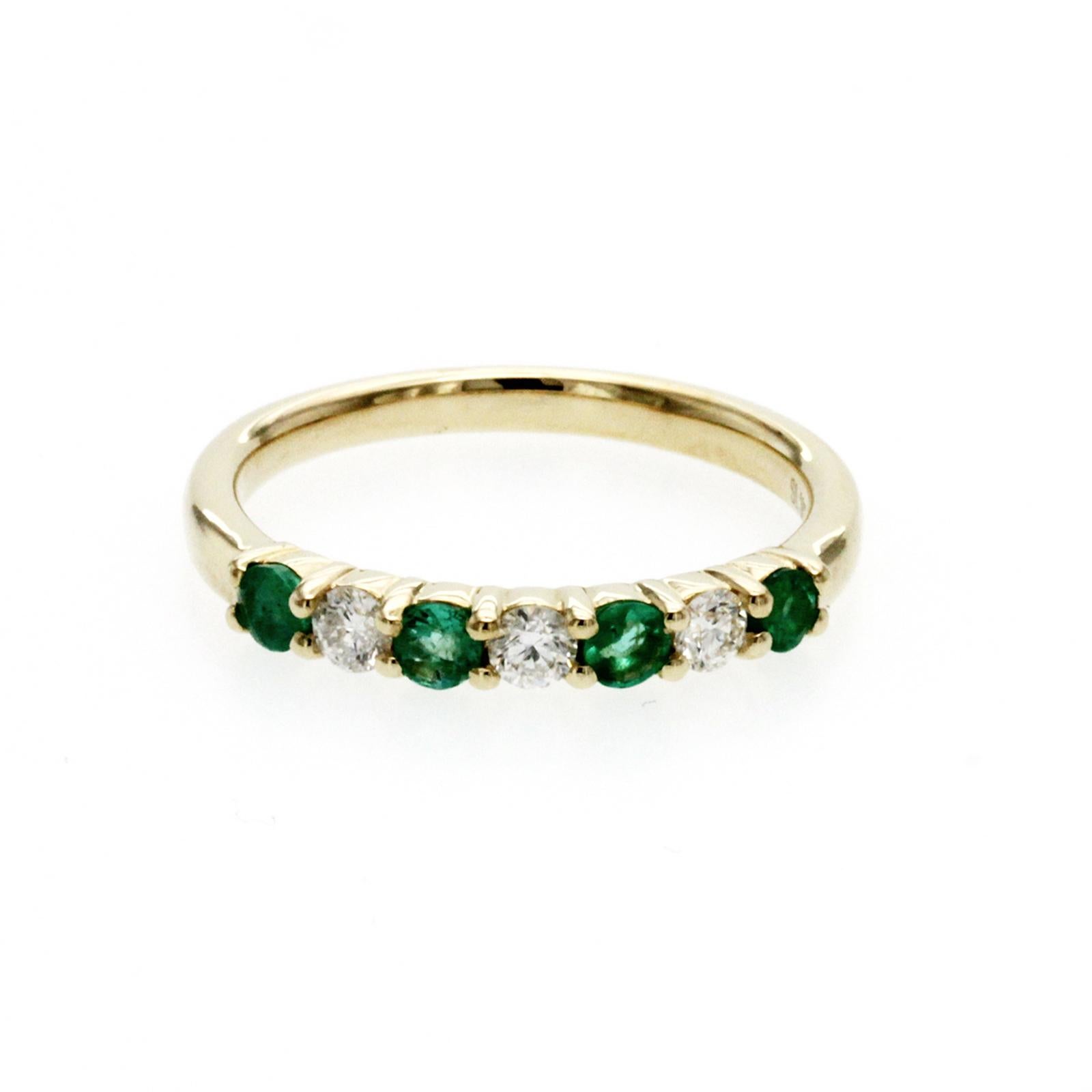 Round Cut 0.28 Carat Natural Emerald 0.19 Carat Diamond 14k Yellow Gold Band Ring For Sale