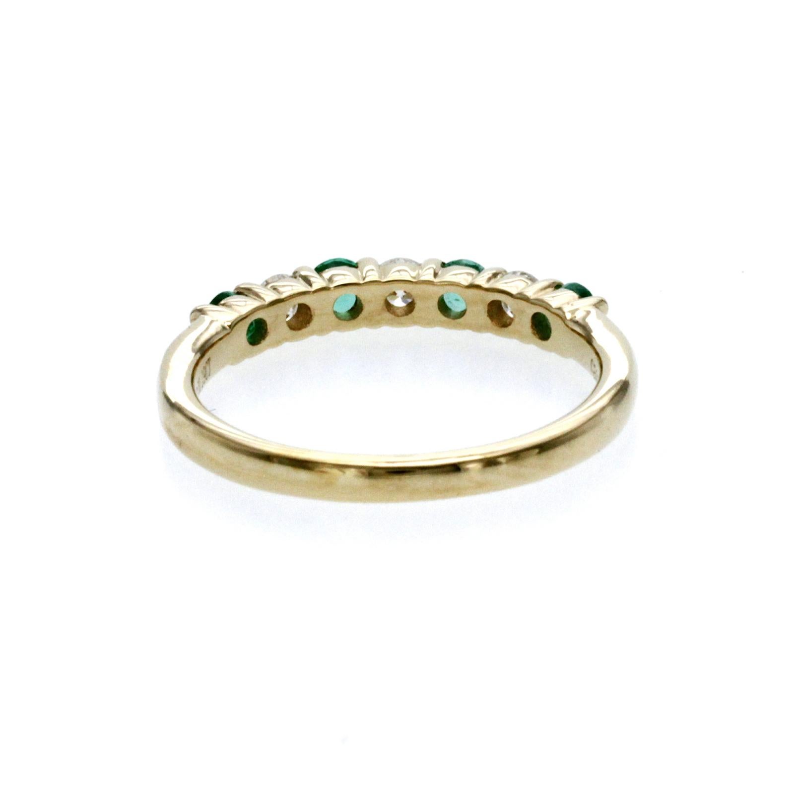 Women's or Men's 0.28 Carat Natural Emerald 0.19 Carat Diamond 14k Yellow Gold Band Ring For Sale