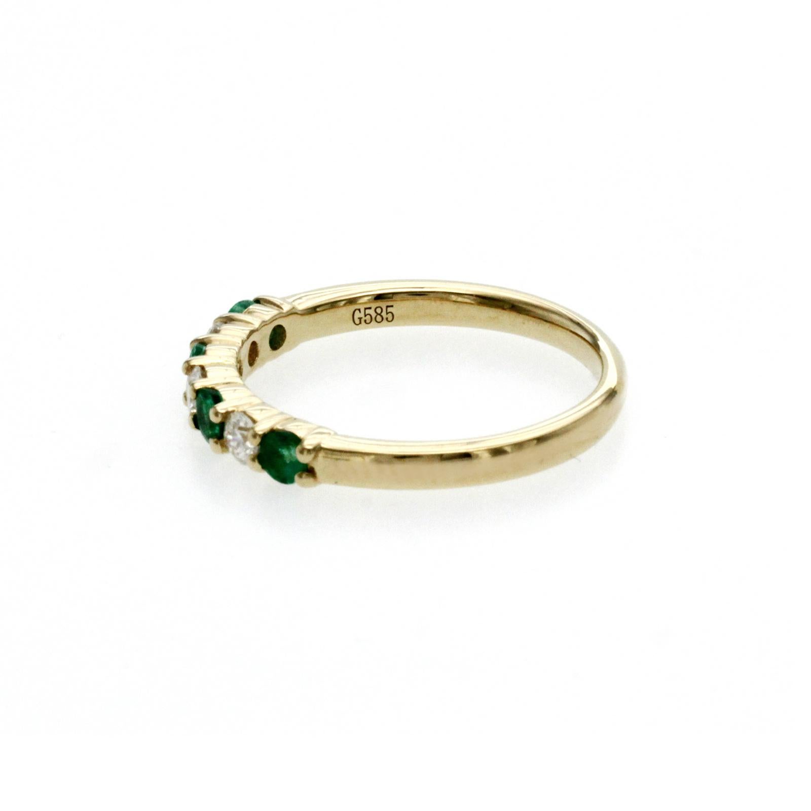 0.28 Carat Natural Emerald 0.19 Carat Diamond 14k Yellow Gold Band Ring For Sale 1