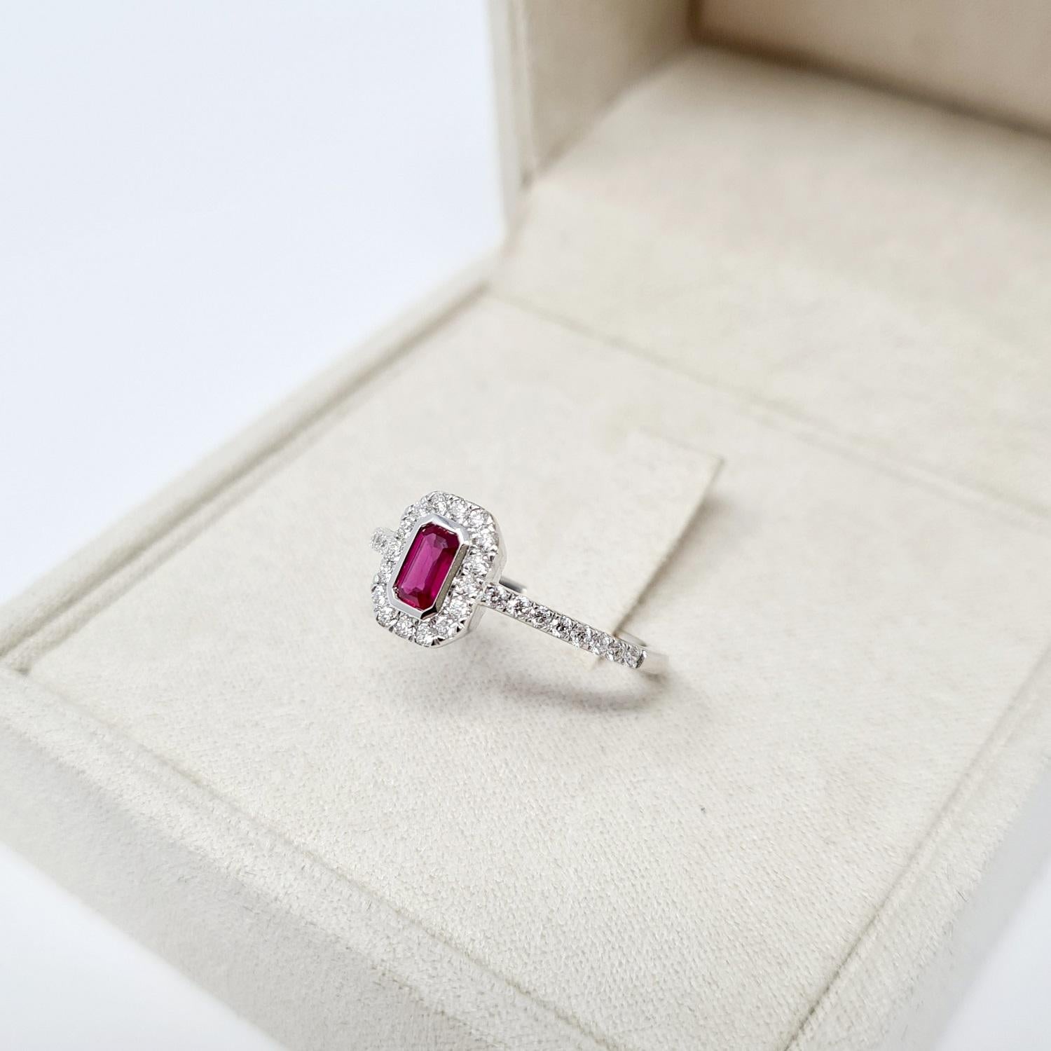 Round Cut 0.28 Ct Ruby 0.31 Ct Diamonds 18kt White Gold Engagement Ring or Solitaire Ring For Sale