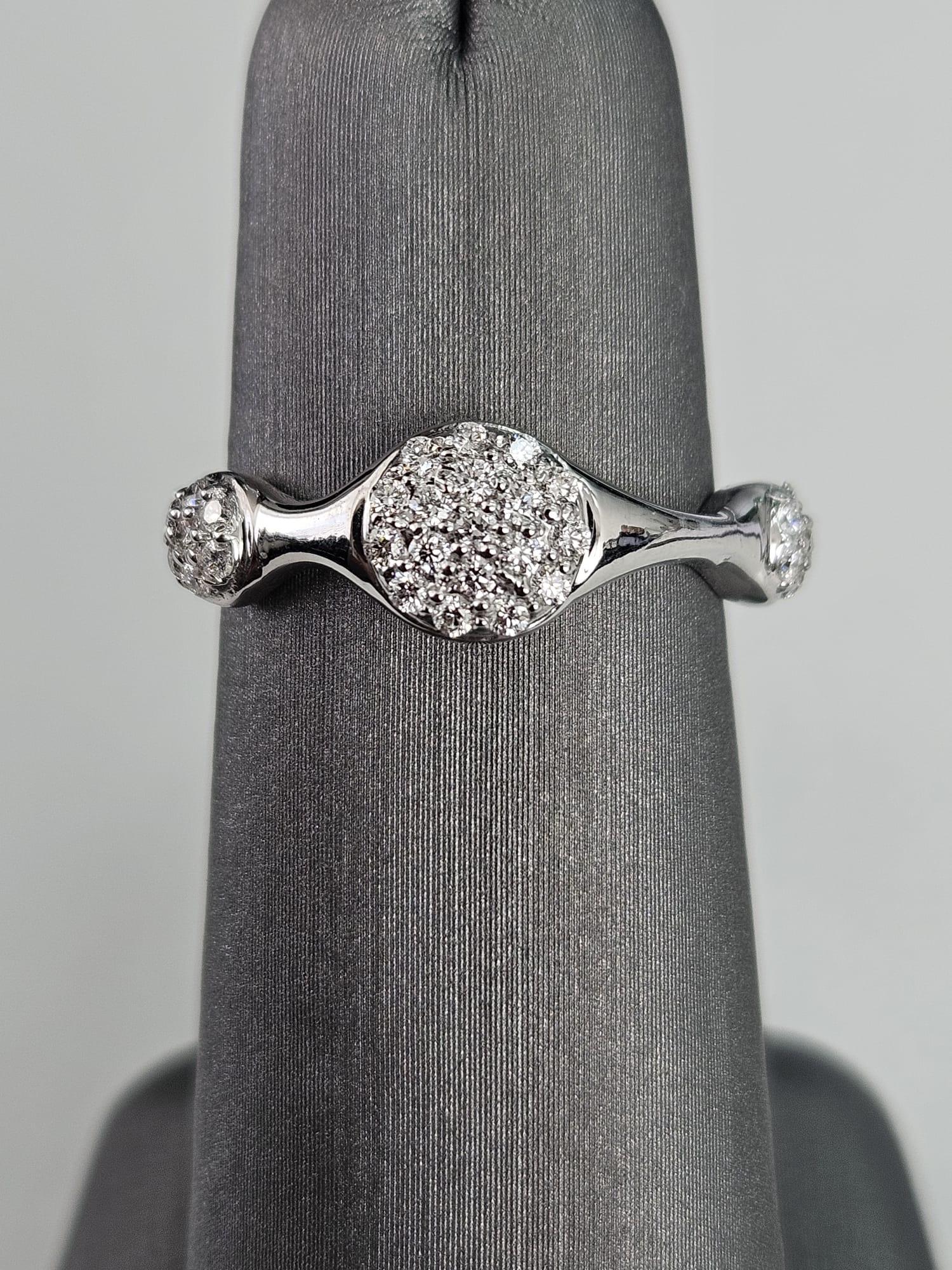 0.28 Karat Weißer Diamant-Cluster-Ring im Zustand „Neu“ im Angebot in New York, NY