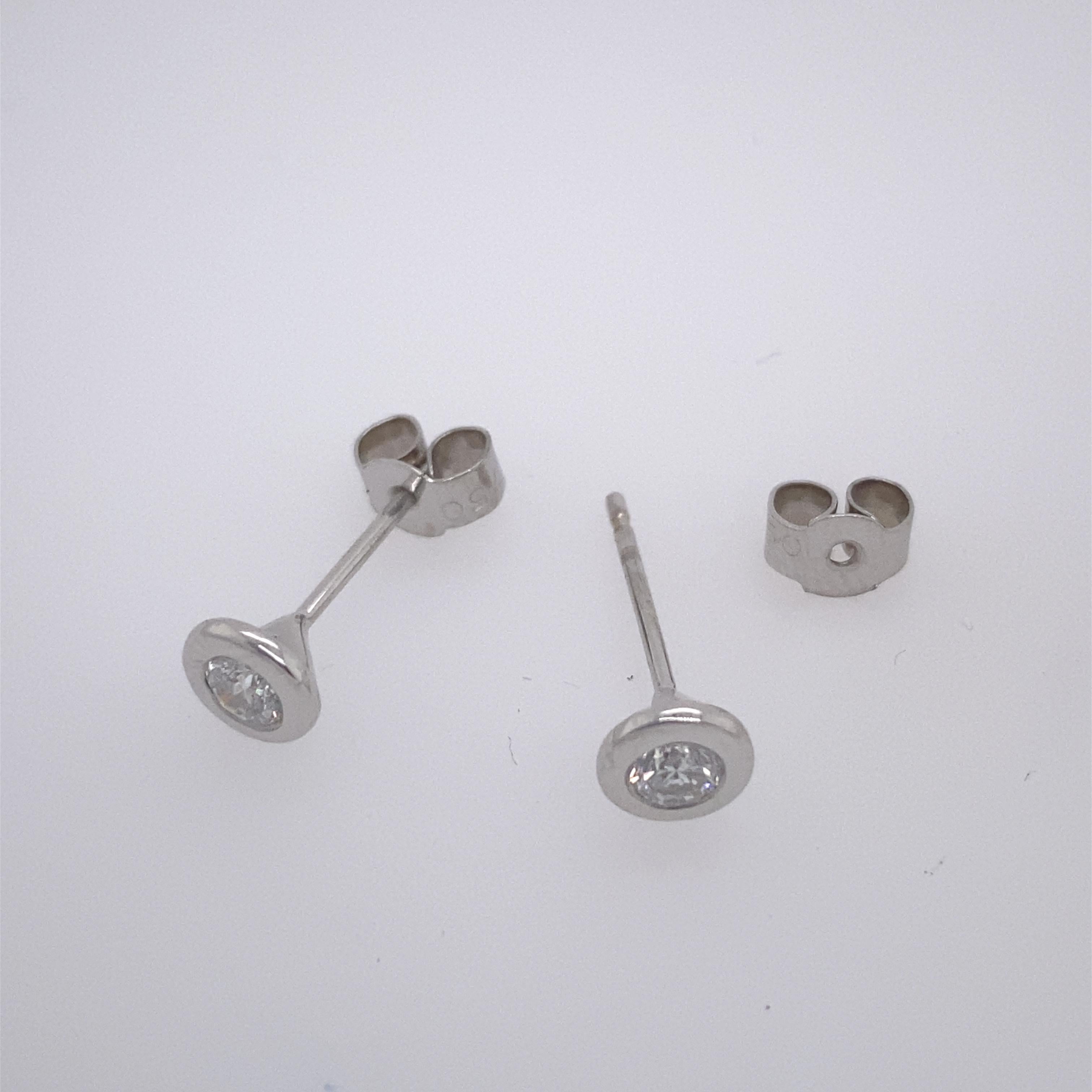0.28ct Diamond Studs Earrings in Rubover Setting in 18ct White Gold In New Condition For Sale In London, GB