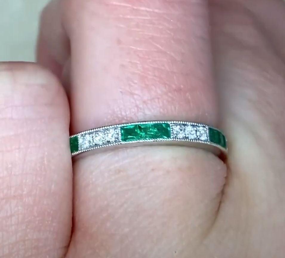 0.28ct Natural Emerald & 0.14ct Diamond Band Ring, Platinum In Excellent Condition For Sale In New York, NY