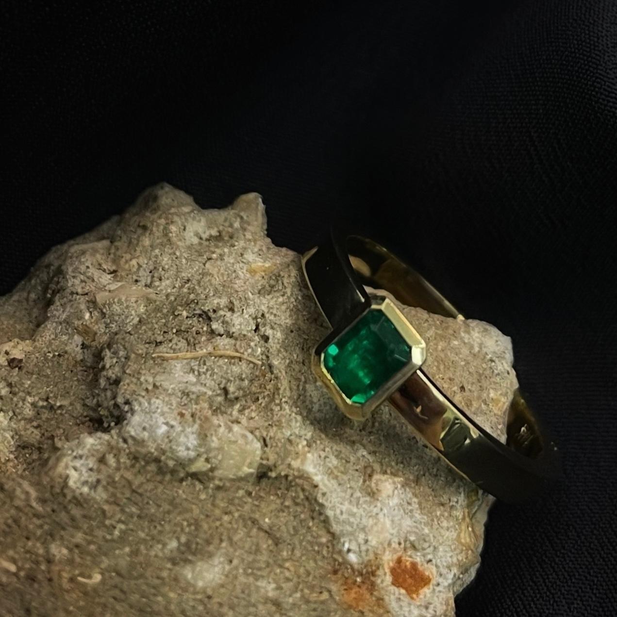 Emerald Cut 0.28Ct Natural Emerald Gemstone Gold Ring For Sale