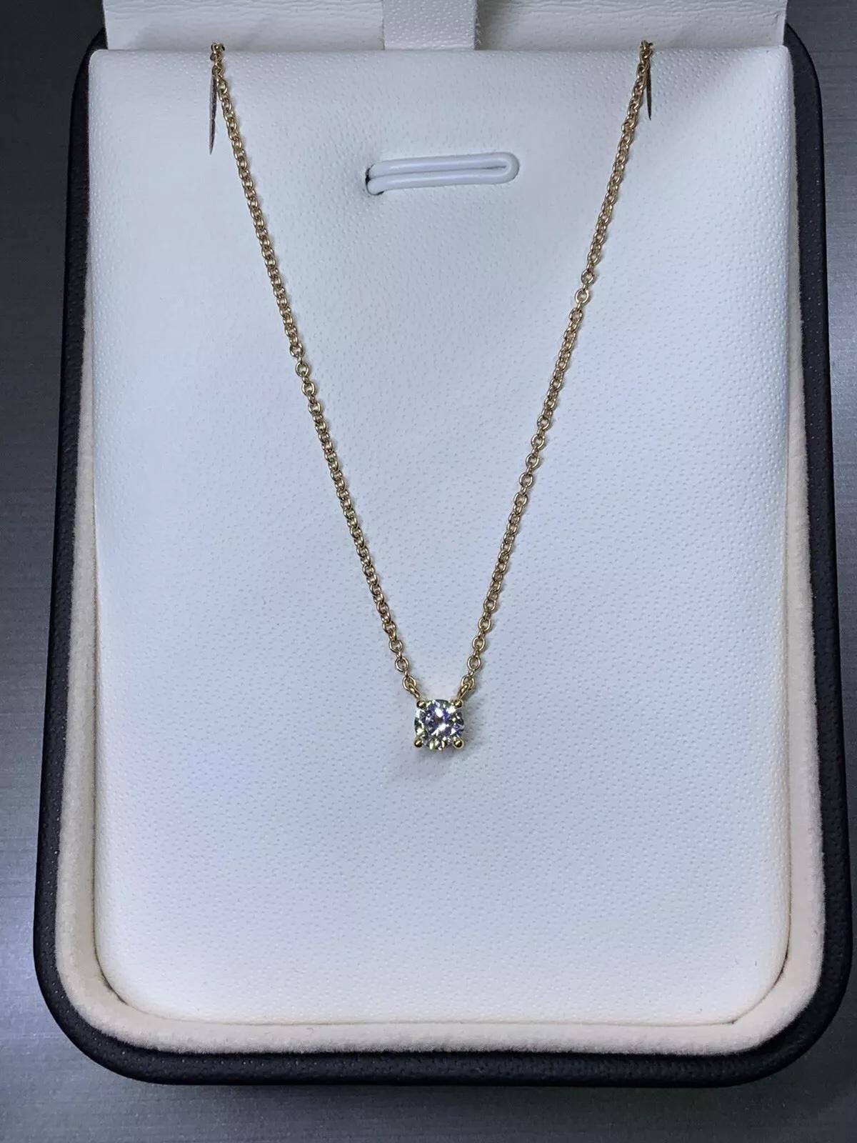 Collana con solitario di diamanti rotondi da 0,28 ct in oro rosa 18 ct.

Peso totale del diamante 0,28ct colore G chiarezza VS1.

Con marchio di garanzia.

Grazioso ciondolo con diamante solitario dal design classico e femminile.

Scatola e