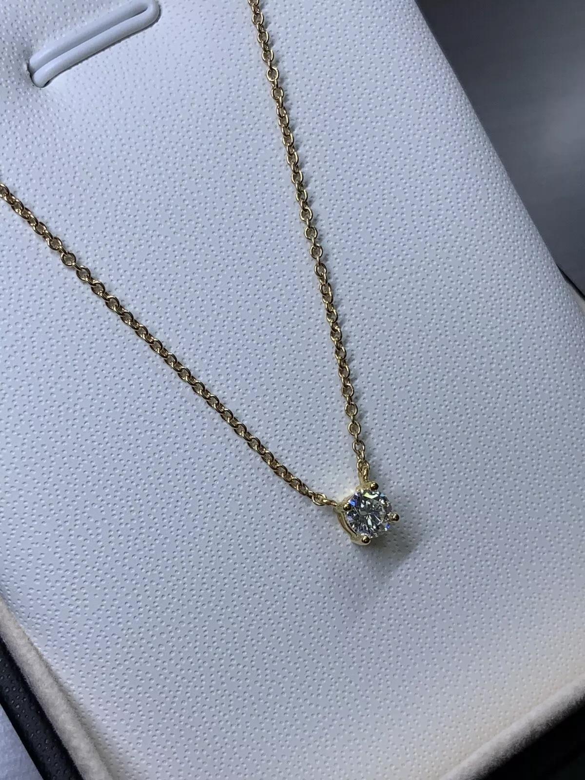 Collana con pendente solitario di diamanti rotondi da 0,28 ct in oro rosa 18 ct In condizioni Nuovo in vendita a London, GB