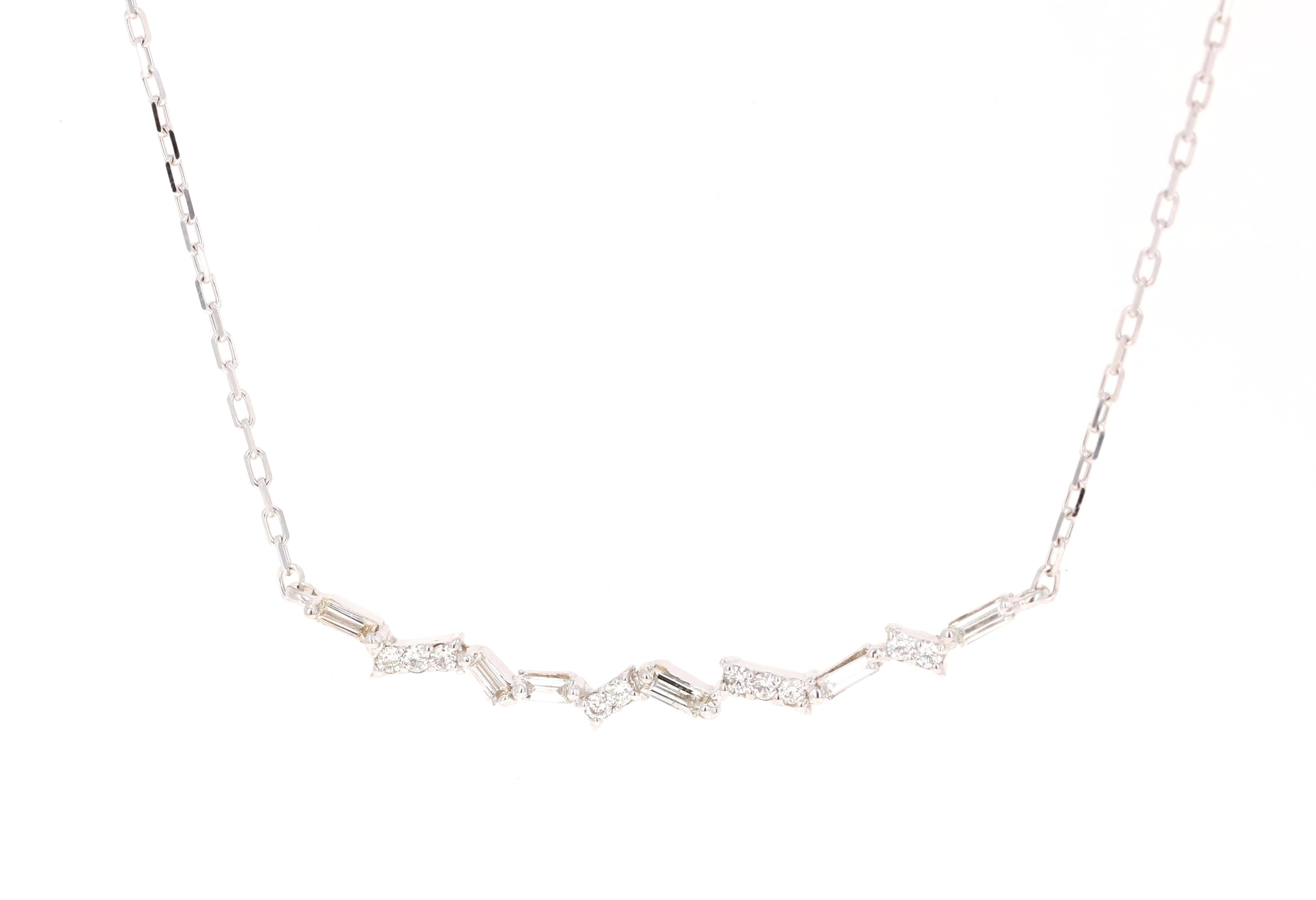 Bellissima collana a bar che si posiziona in modo perfetto! 

Ha 4 diamanti taglio baguette che pesano 0,13 carati e 12 diamanti taglio rotondo che pesano 0,16 carati. Il peso totale è di 0,29 carati. (Chiarezza: VS, Colore: H.)

È splendidamente