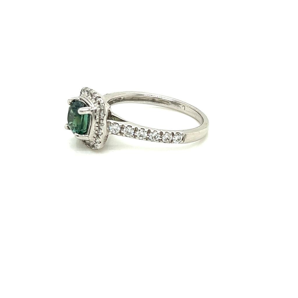 Taglio cuscino Anello con alessandrite taglio cuscino e diamante da 0,29 carati in oro bianco 18 carati in vendita