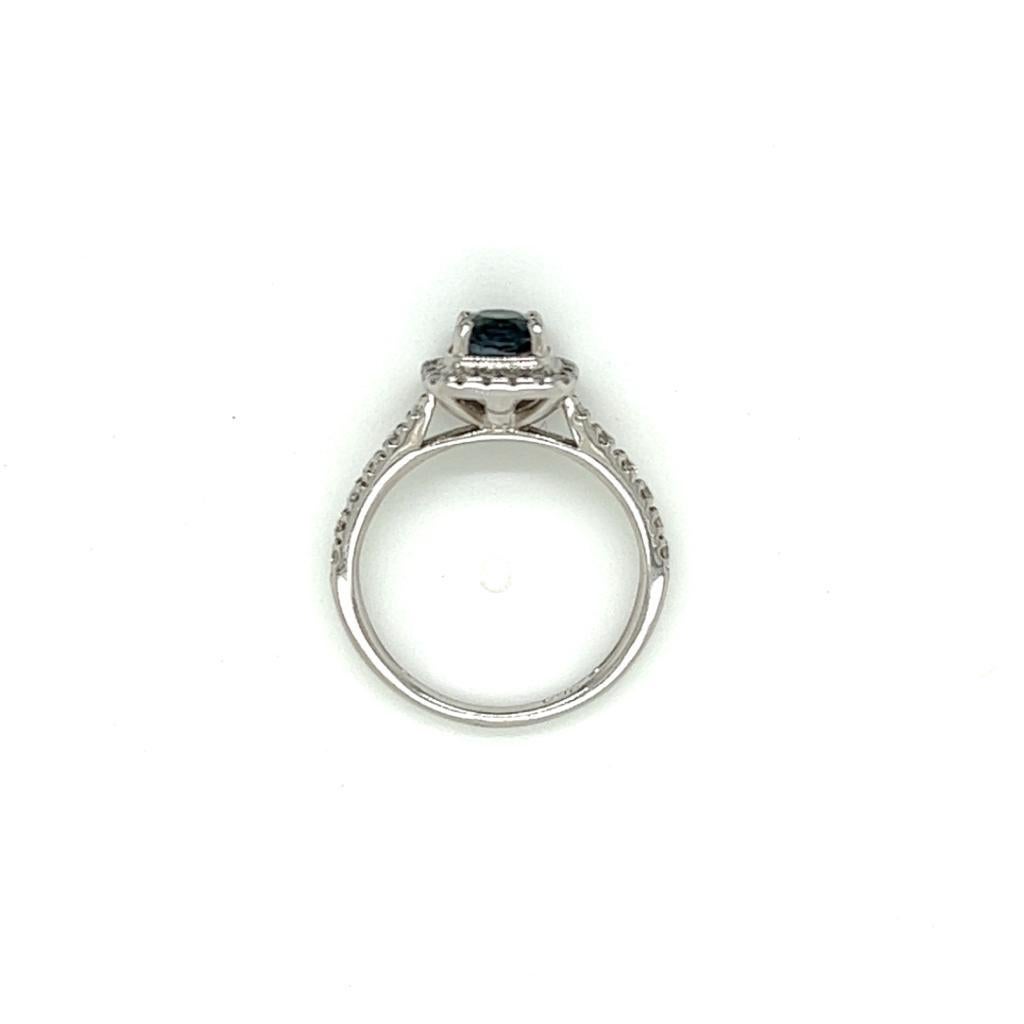 Anello con alessandrite taglio cuscino e diamante da 0,29 carati in oro bianco 18 carati In condizioni Nuovo in vendita a London, GB