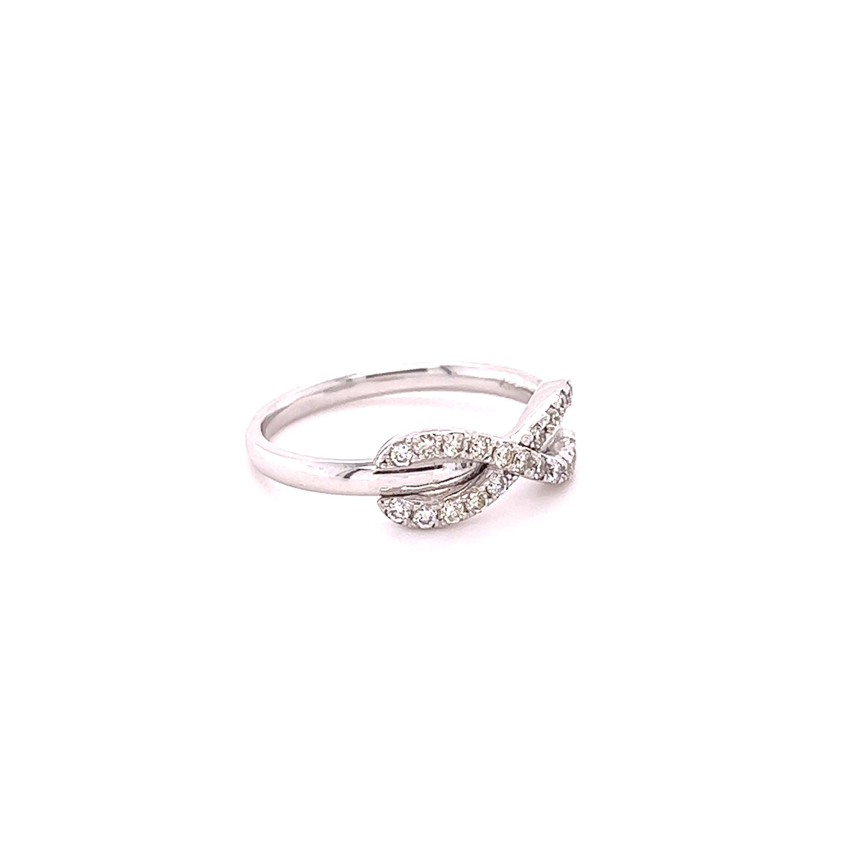 Dieser Ring hat 21 natürliche Diamanten im Rundschliff mit einem Gewicht von 0,29 Karat. Die Reinheit und Farbe der Diamanten sind SI1-H. 
Der Ring ist in 14 Karat Weißgold mit einem Gewicht von ca. 2,9 Gramm gefasst. 

Es handelt sich um einen Ring