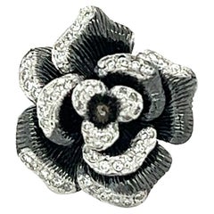 Bague en or blanc rhodié noir avec fleur de 0,29 carat de diamant