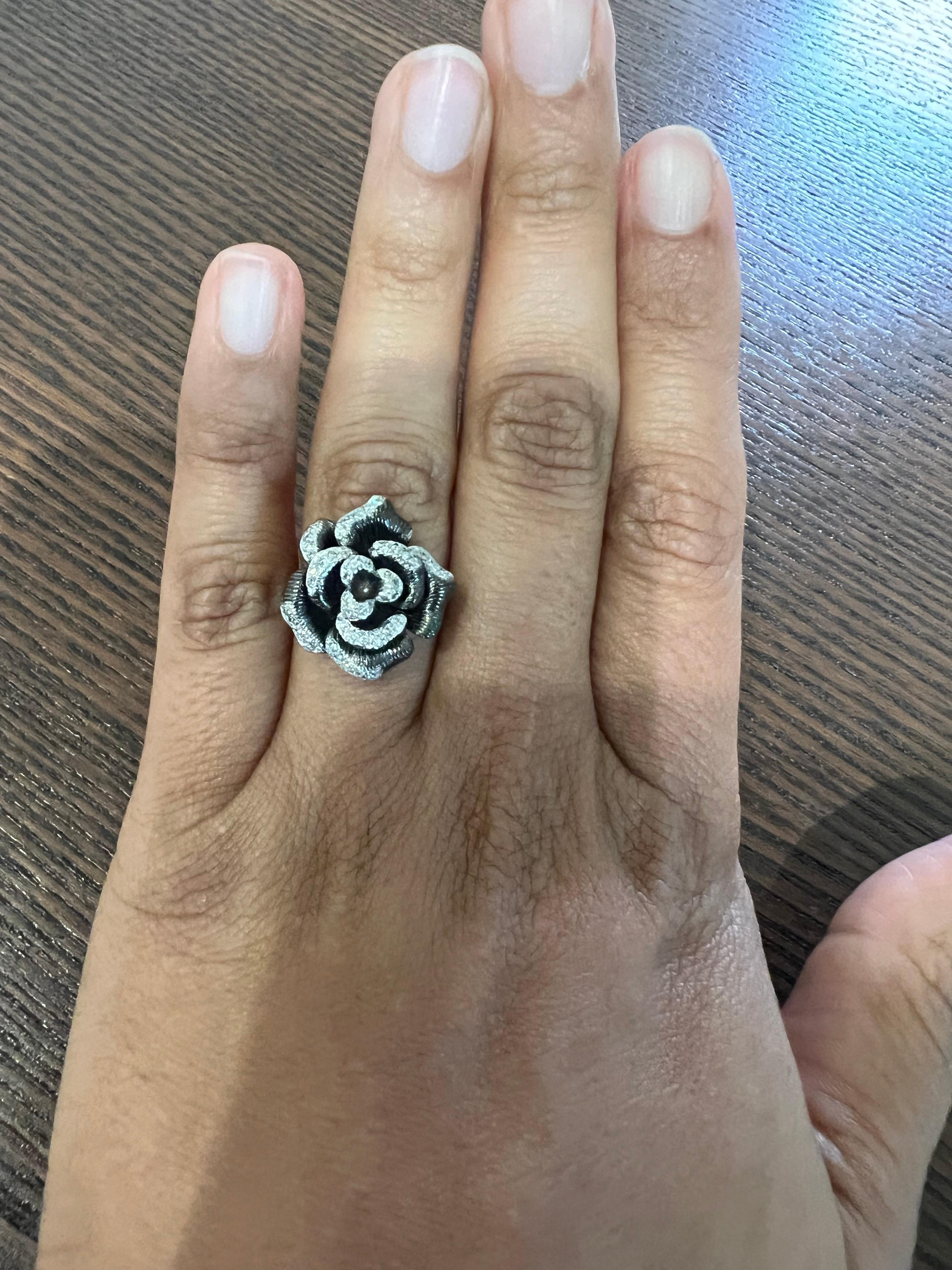 0,29 Karat Naturdiamant Weißgold Blume Schwarz Rhodium Ring (Rundschliff) im Angebot