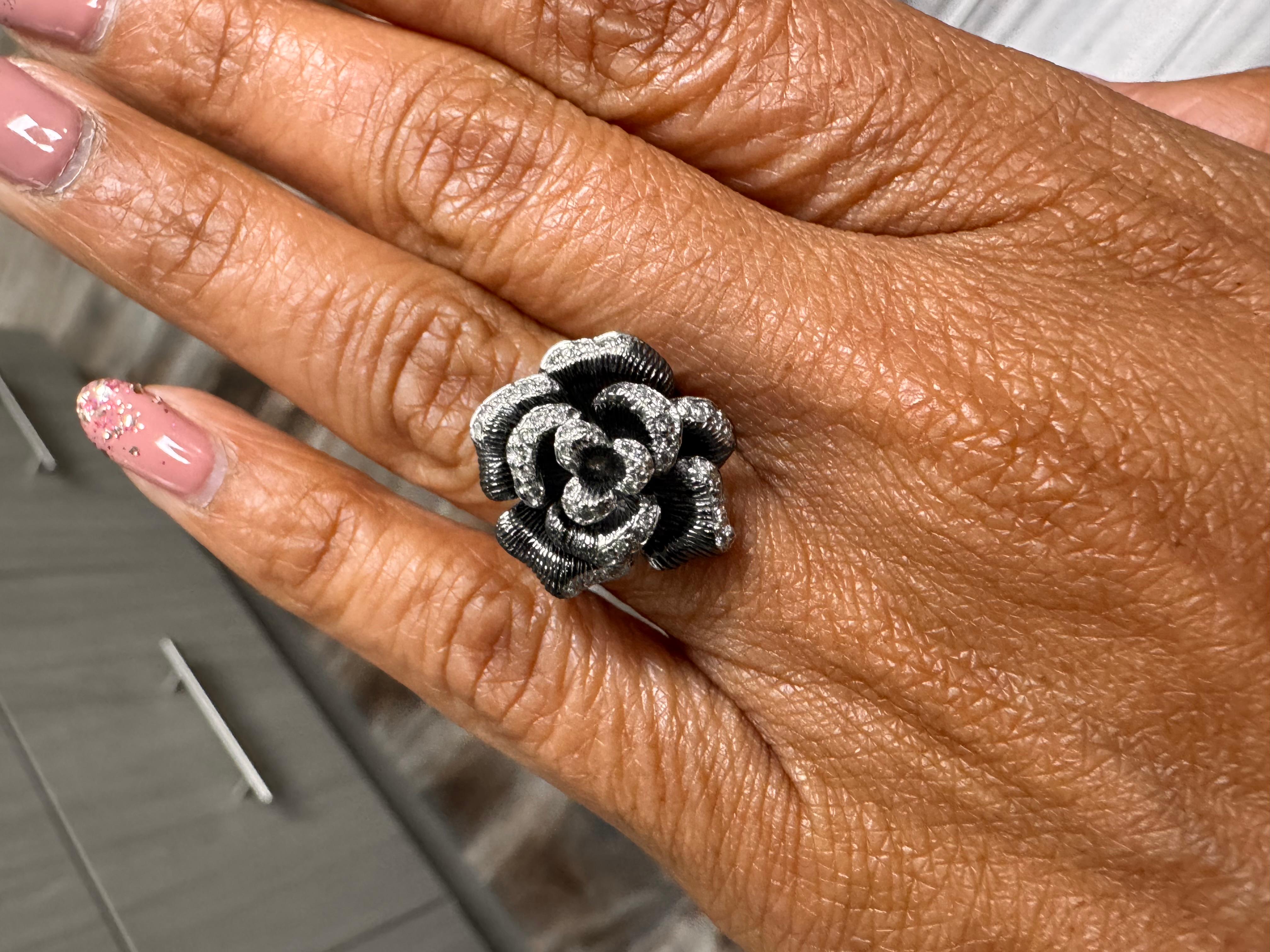 0,29 Karat Naturdiamant Weißgold Blume Schwarz Rhodium Ring im Zustand „Neu“ im Angebot in Los Angeles, CA