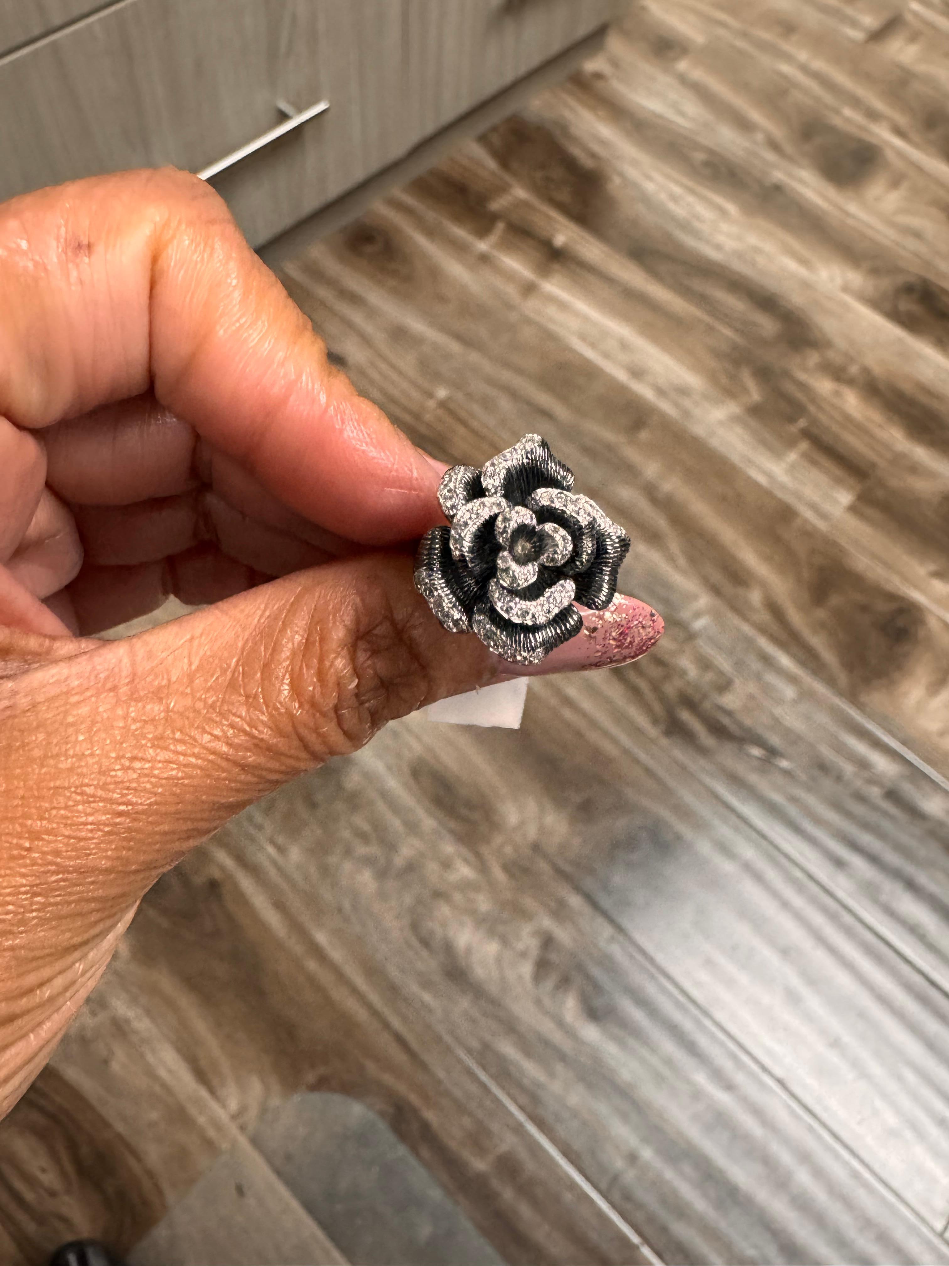 0,29 Karat Naturdiamant Weißgold Blume Schwarz Rhodium Ring im Angebot 1