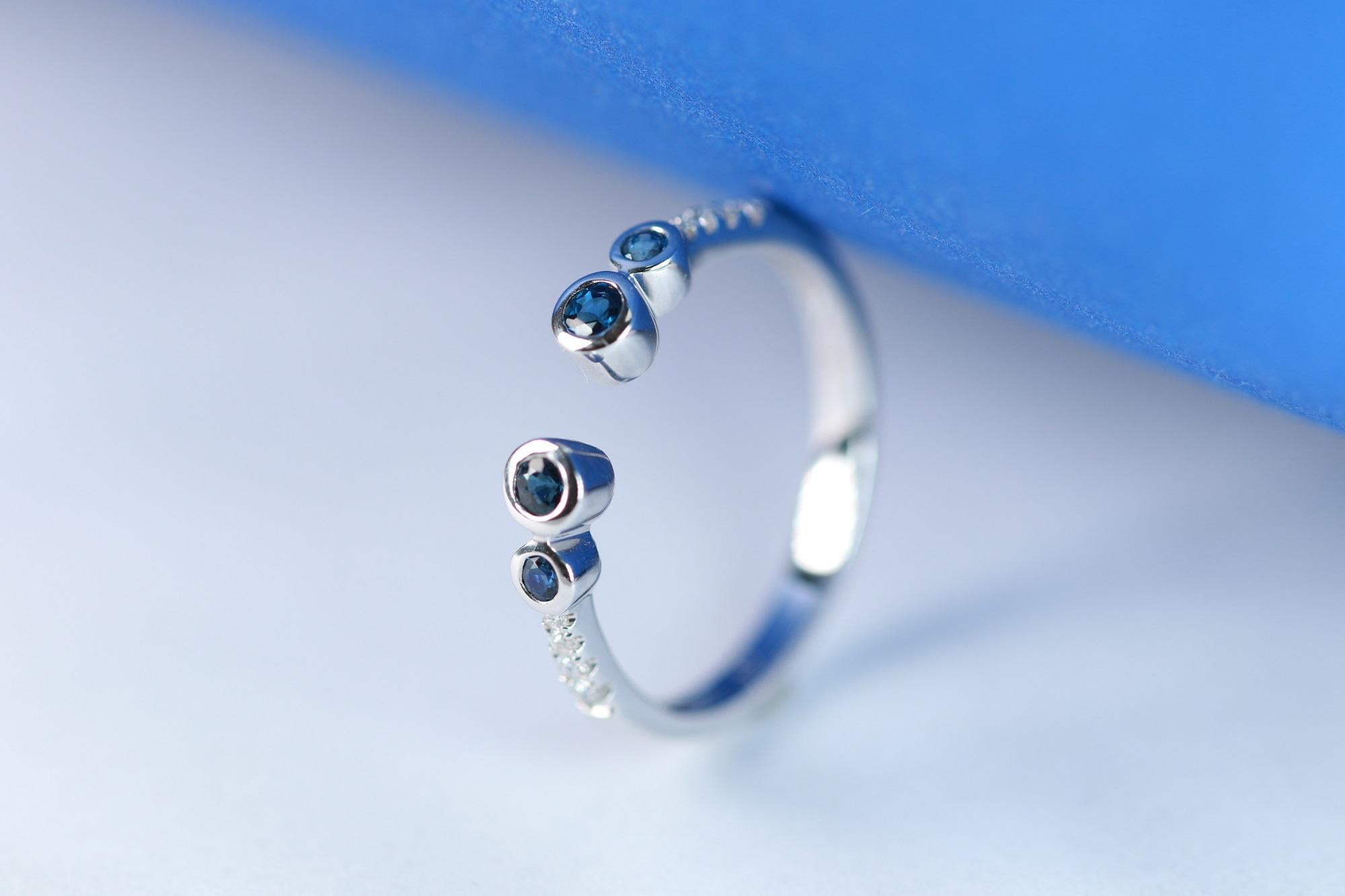0.29 Carat Round Cut Blue Sapphire and Round Diamond 18K White Gold Ring Corte redondo en venta