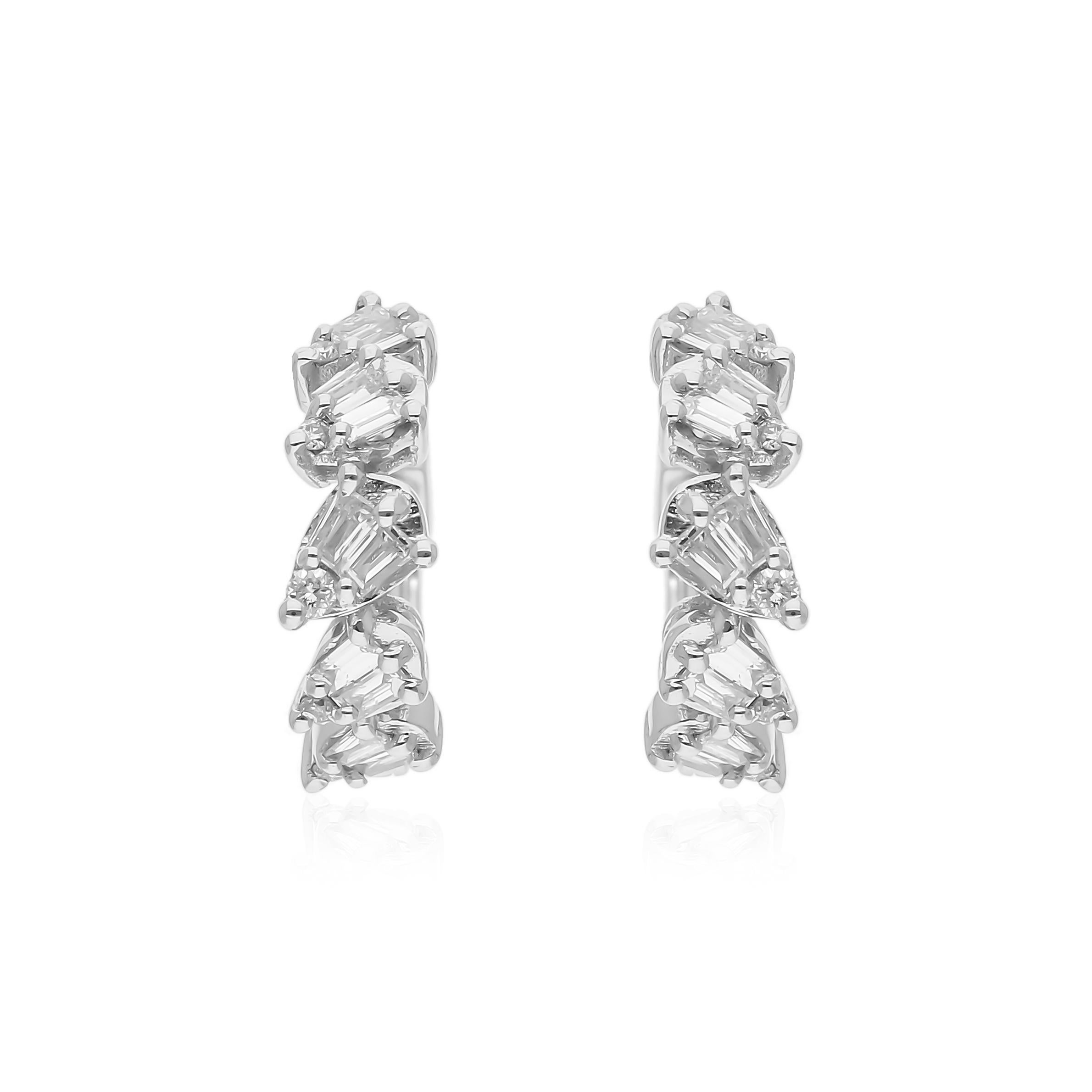 Diese eleganten Reif-Ohrringe sind mit 0,29 Karat natürlichen Baguette-Diamanten besetzt und in glattem 14-karätigem Weißgold gefasst. Mit einem Gewicht von 1,75 Gramm, davon 1,69 Gramm Weißgold, bieten diese Ohrringe einen raffinierten und modernen