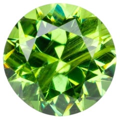 0,29 ct, Facettierter russischer Demantoid-Granat mit Bissolith-Einschlüssen