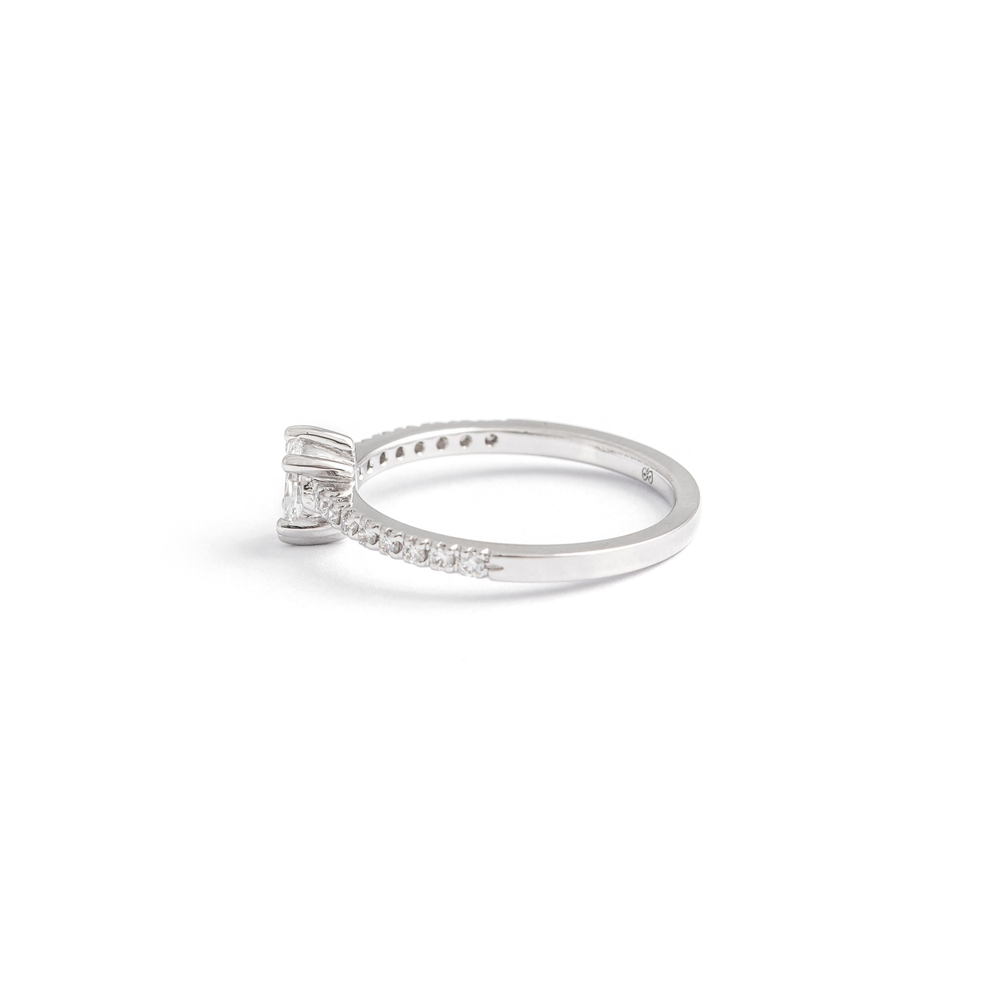 Women's or Men's 0.295 Carat Diamond Solitaire Ring For Sale